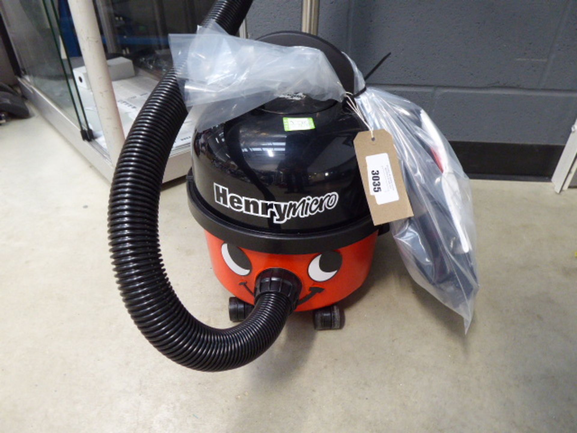 (TN35) Henry micro vacuum cleaner with pole and small bag of accessories - Image 2 of 2