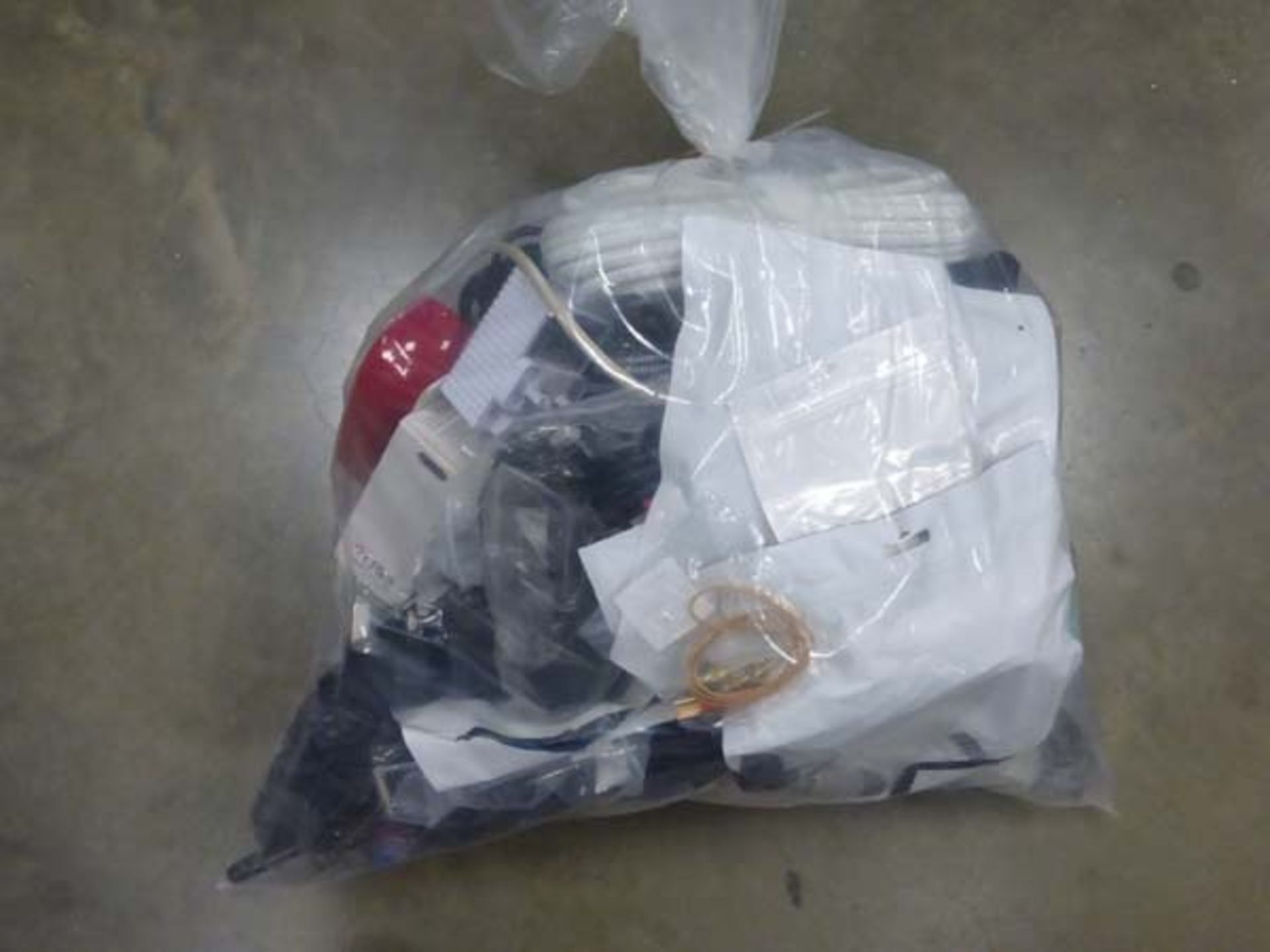 Bag containing various electrical sundries, AV cables, network cables, etc - Image 2 of 2