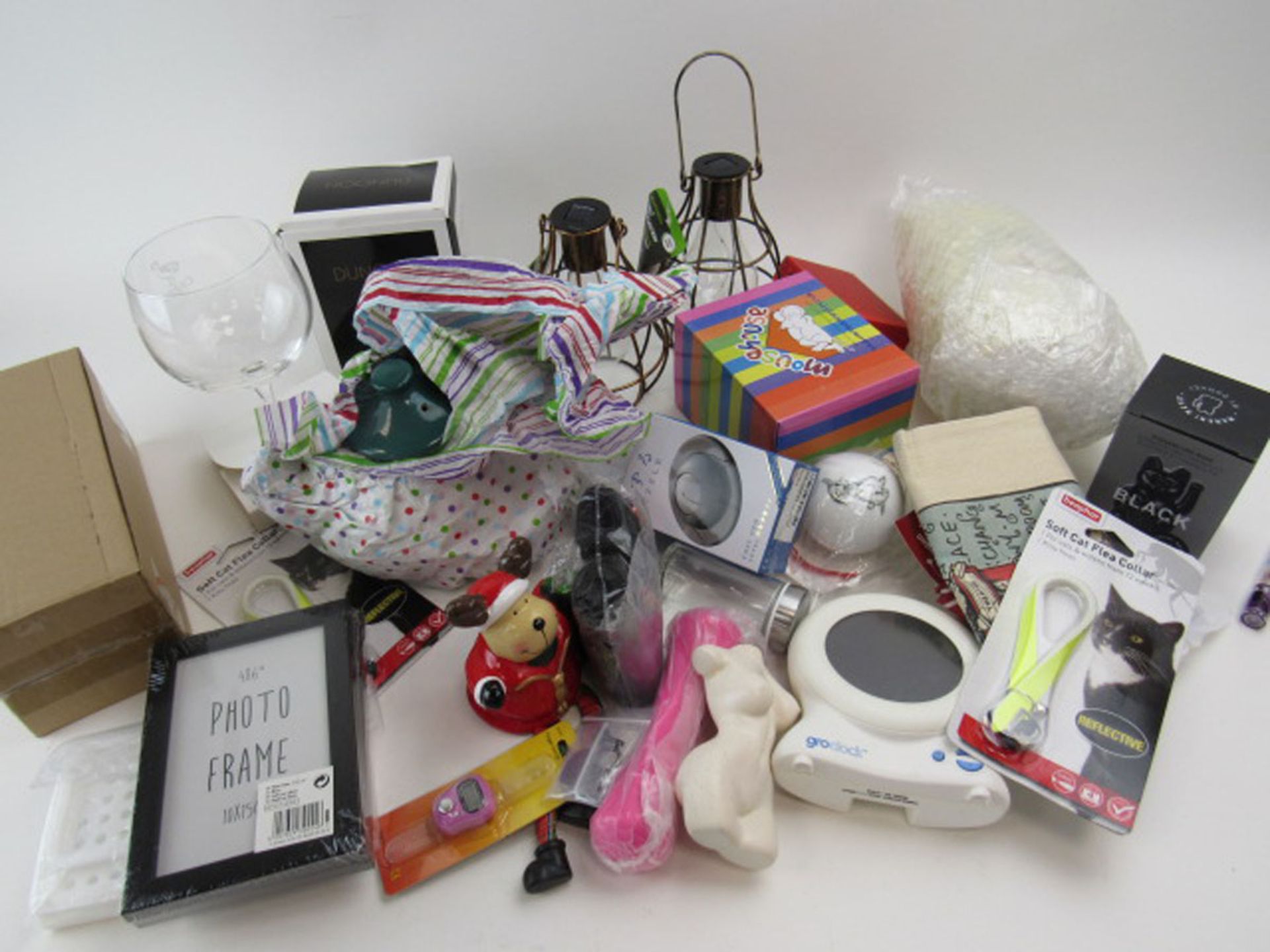 Mixed housewares and ornaments to include photo frame, fitness wristbands, solar lights, tea pot,