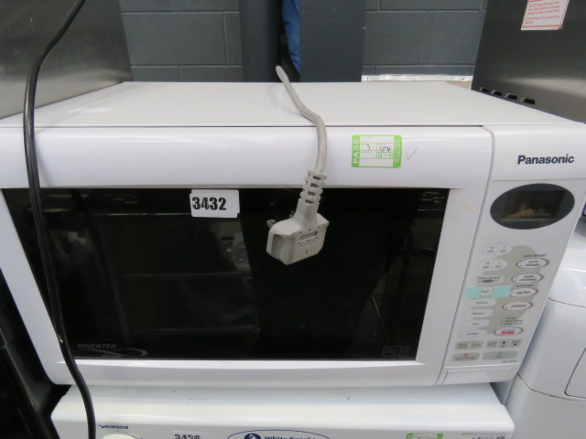 3345 - White Panasonic microwave