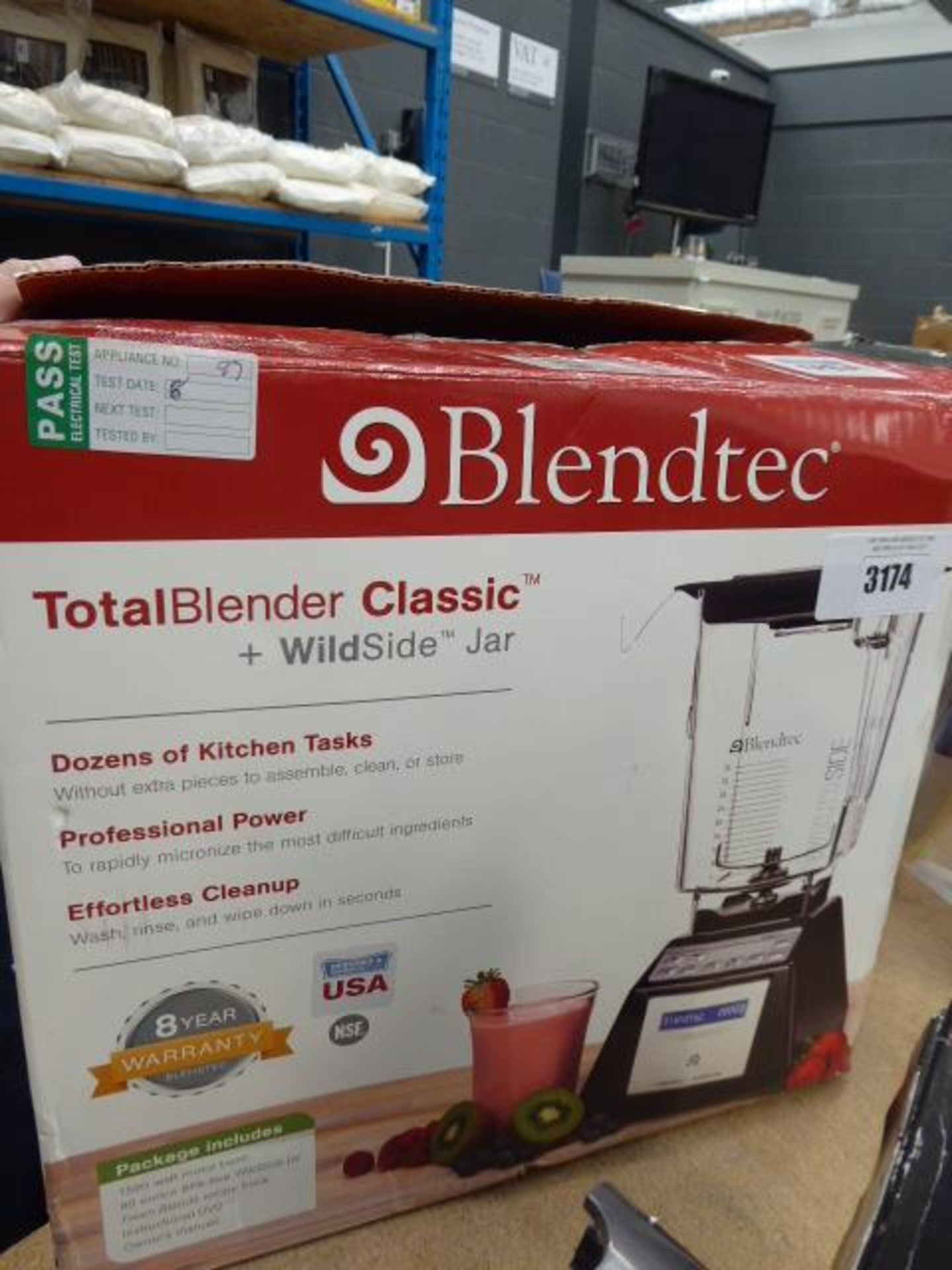 (TN97) BlendTech Total Classic blender with 2 attachments (2 jugs)