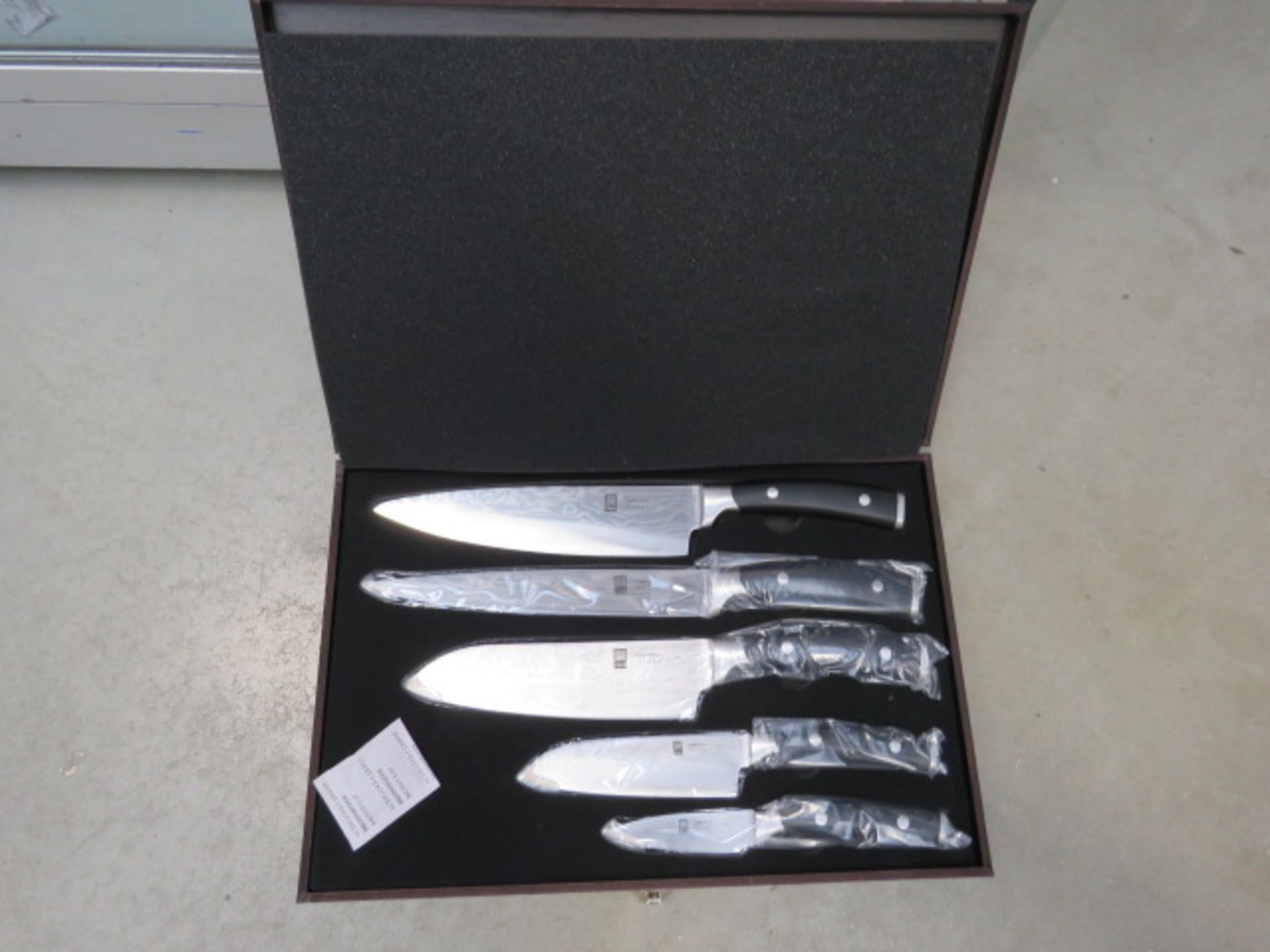 Damascus steel blade knife set in wooden case