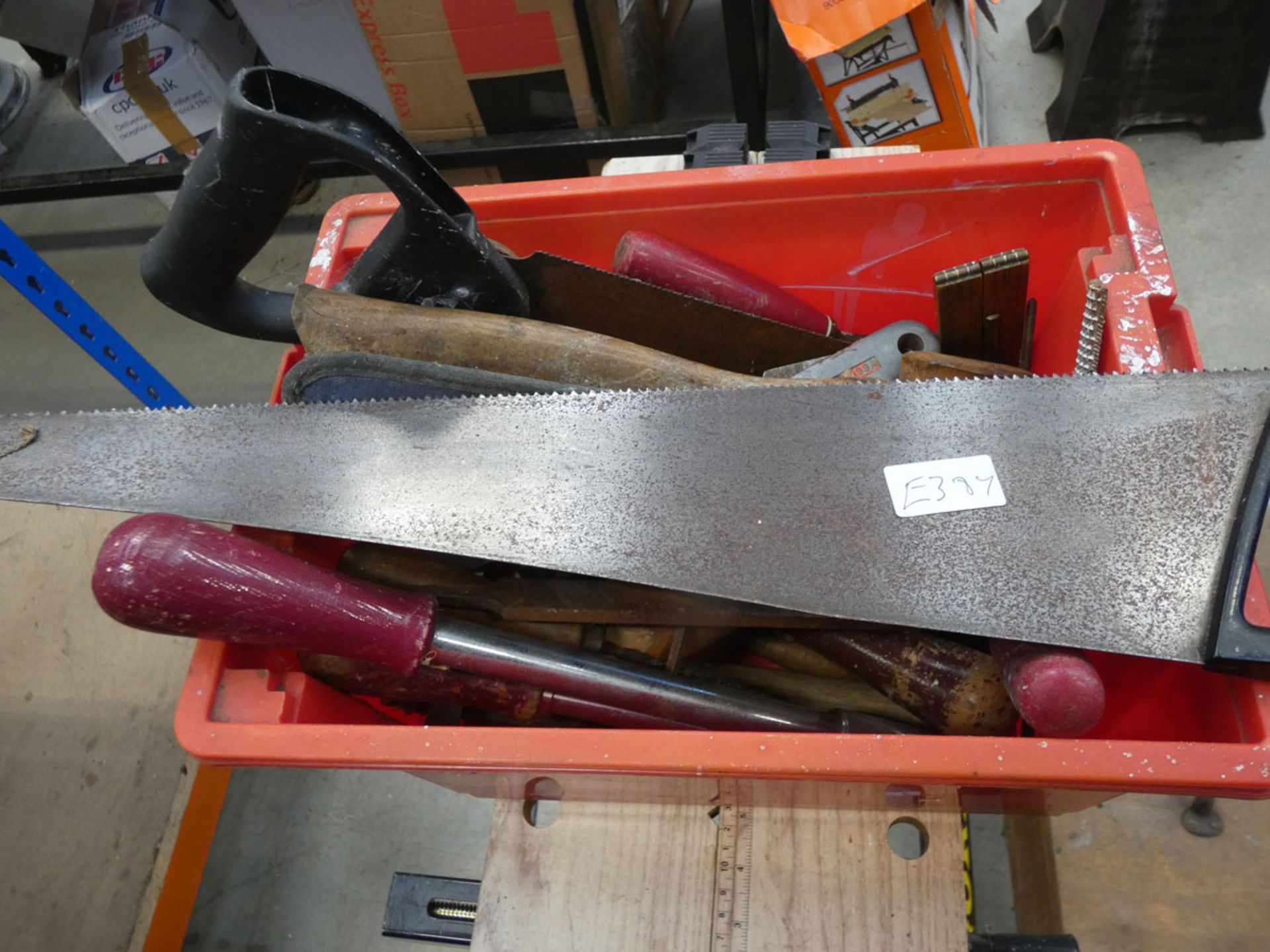 Wooden toolbox of tools, saw horse and a plastic toolbox containing: saws, screwdrivers and files - Image 2 of 4