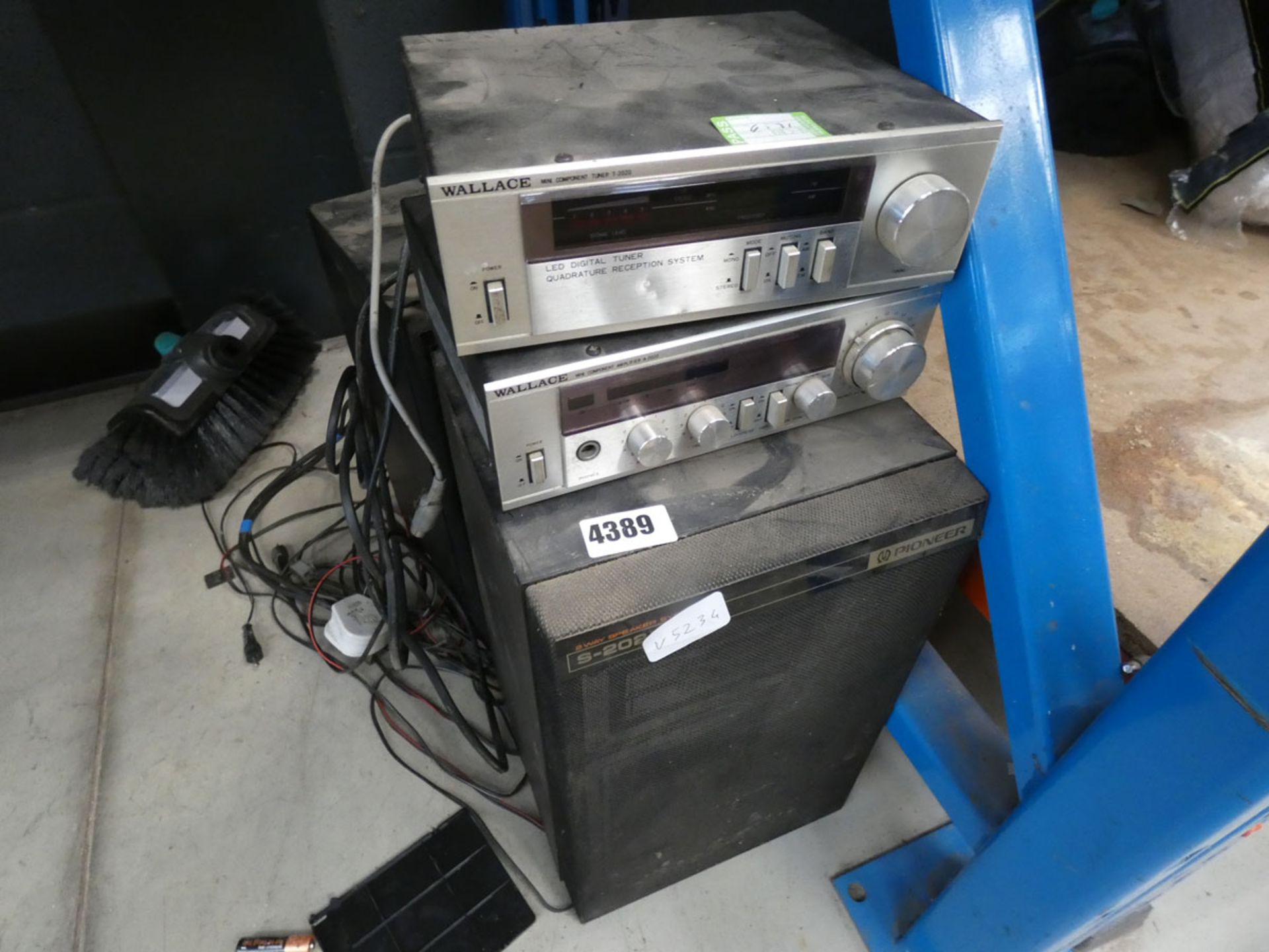 Wallis digital tuner and amplifier and 2 speakers