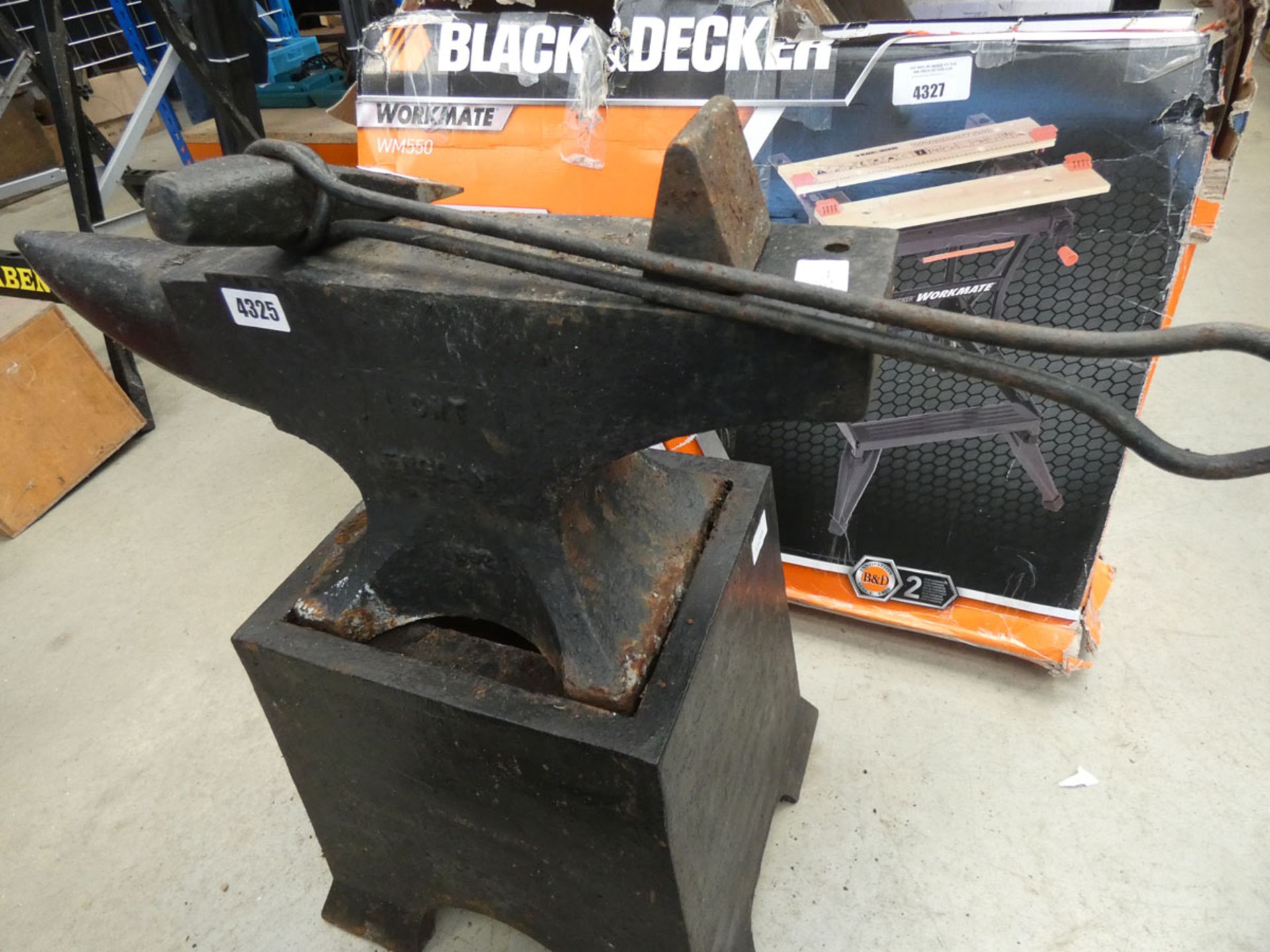 Large anvil with stand and accessories - Image 2 of 2