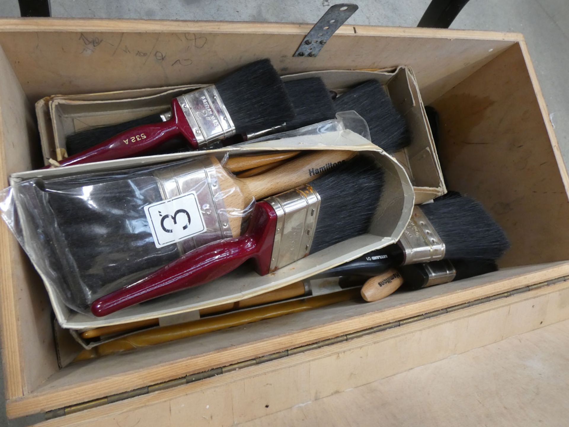 Wooden toolbox of tools, saw horse and a plastic toolbox containing: saws, screwdrivers and files - Image 4 of 4