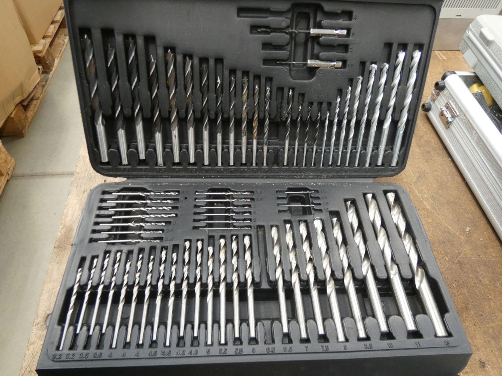 Newtool screwdriver set, Bosch drill, mini grinding heads and a drill bit set - Image 6 of 6