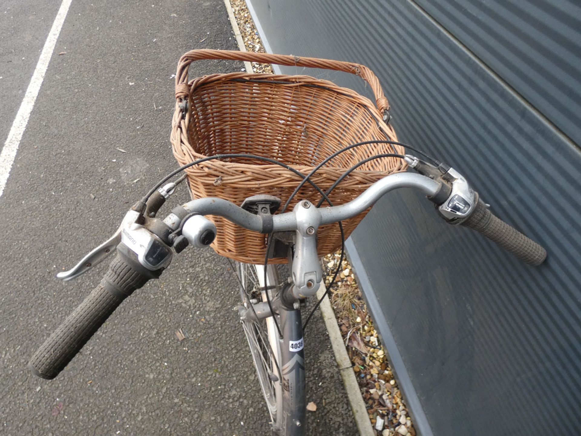 Trek blue ladies bike with front basket - Image 2 of 2