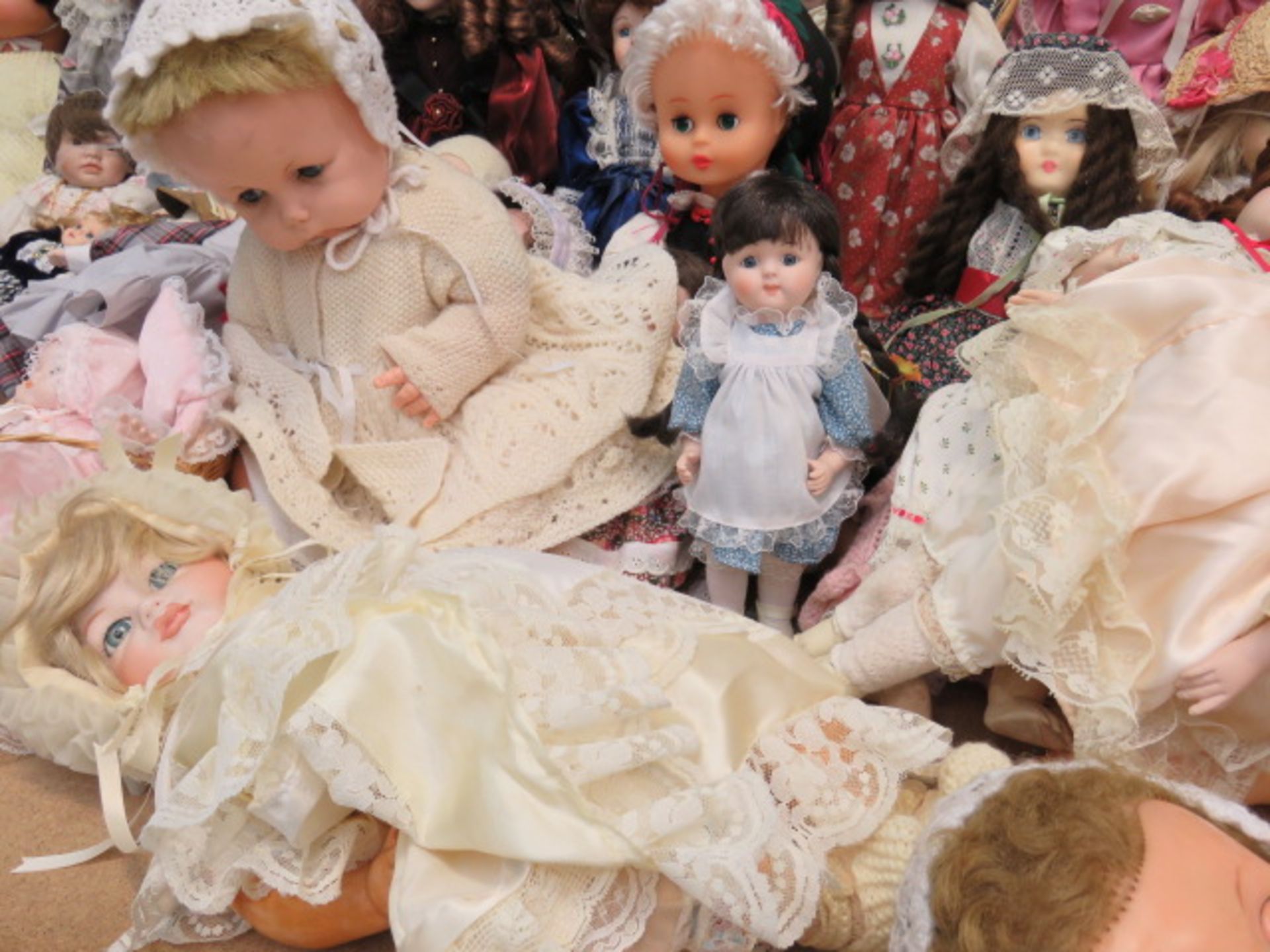Large quantity of dolls - Image 9 of 13