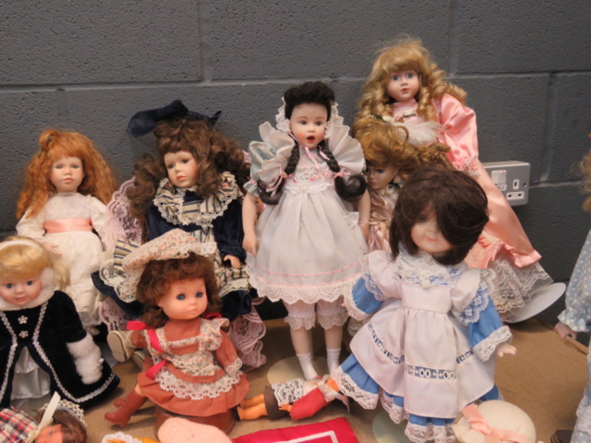 Large quantity of dolls - Image 3 of 13