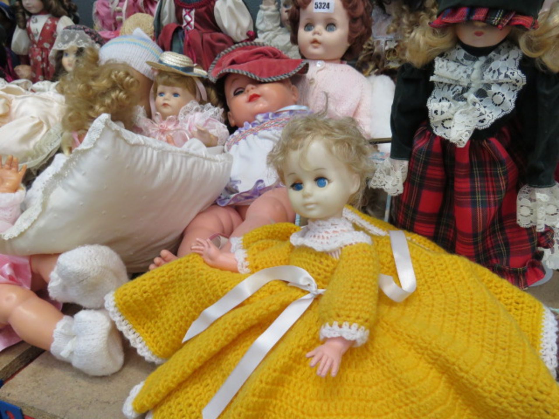Large quantity of dolls - Image 7 of 13