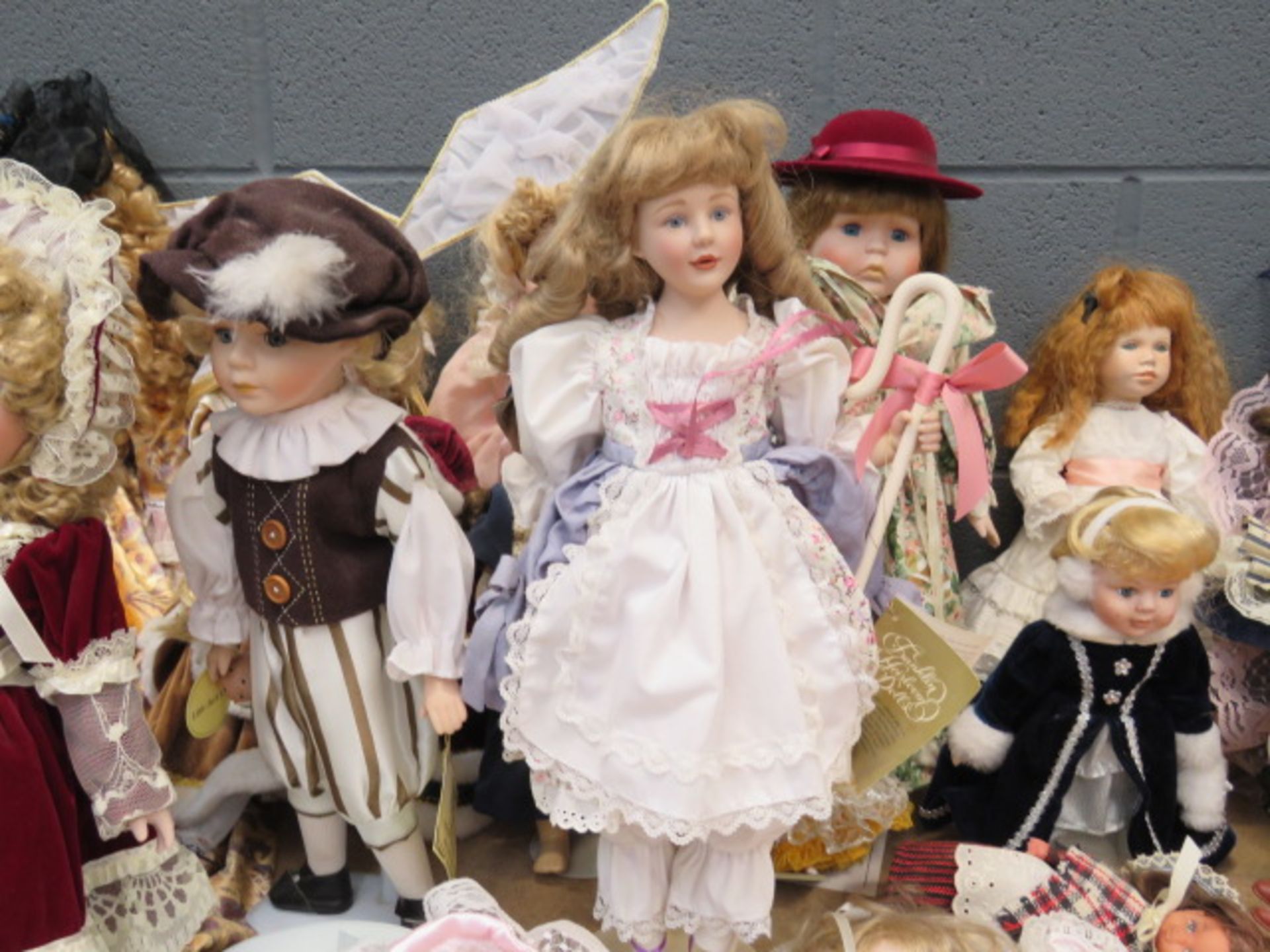 Large quantity of dolls - Image 5 of 13