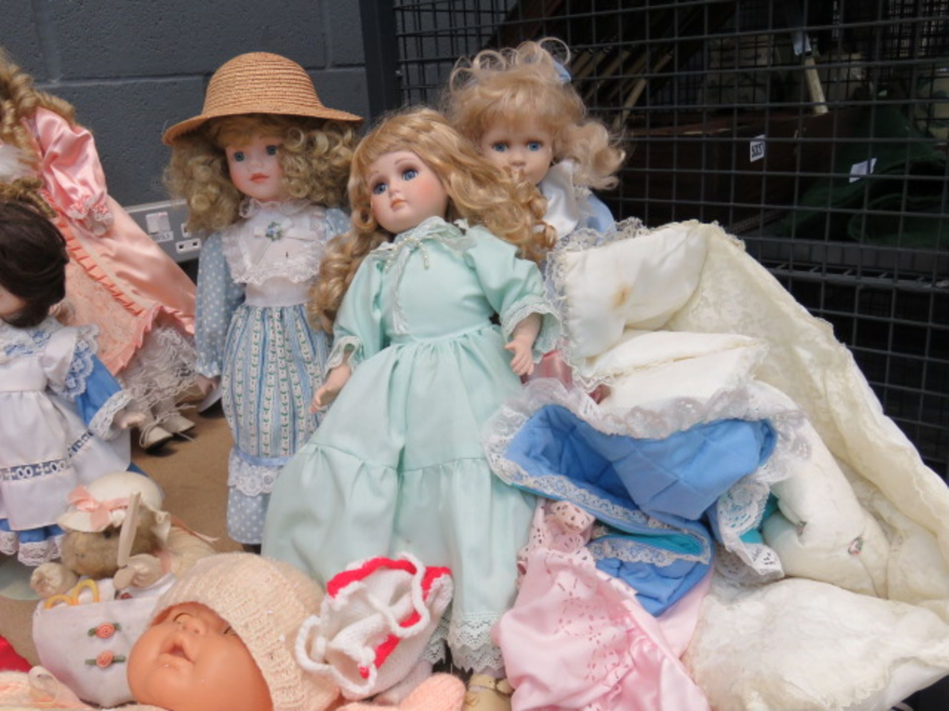 Large quantity of dolls - Image 2 of 13