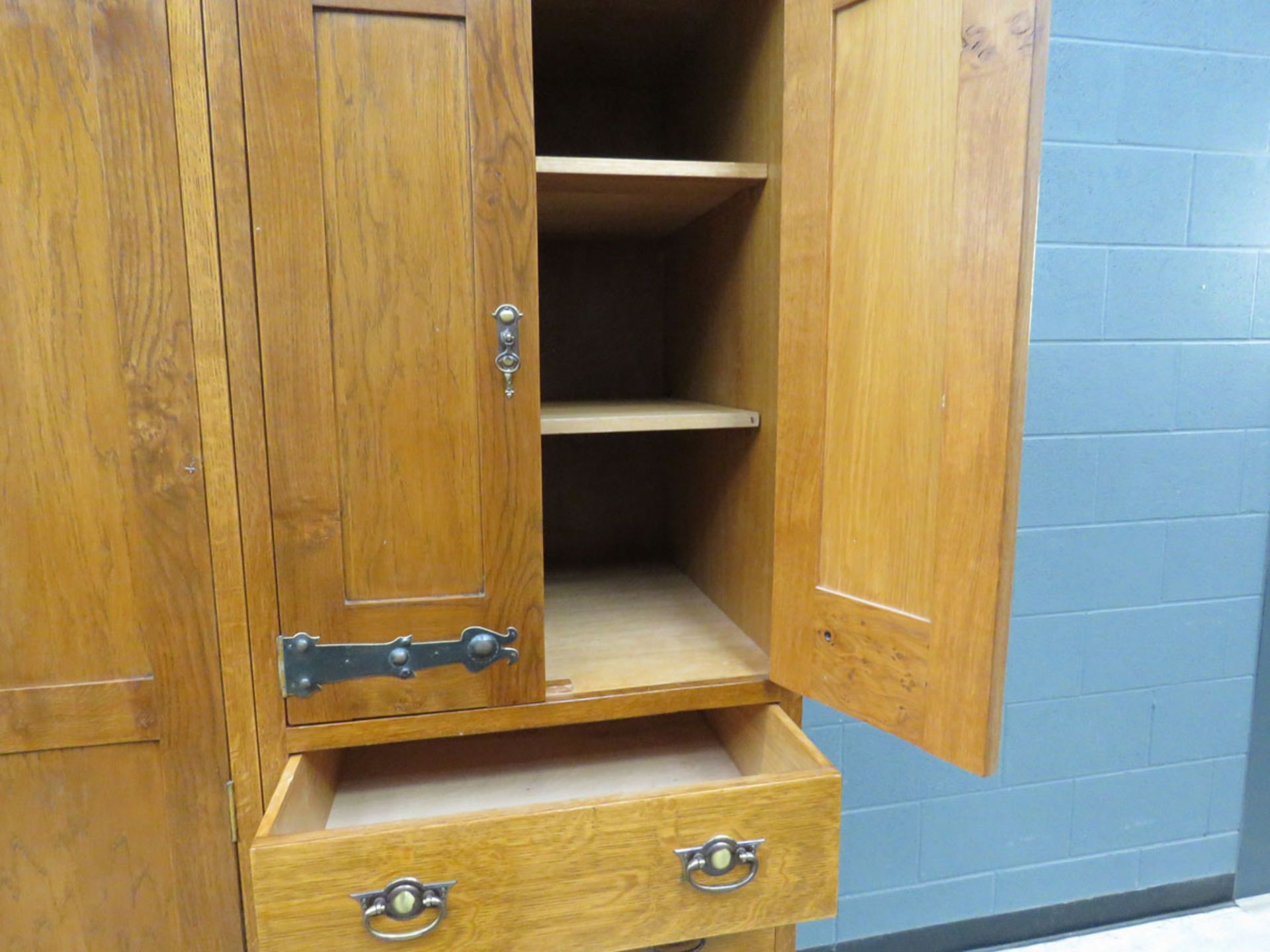 Oak Arts & Crafts style compactum, construced in 2000 to match an original - Image 3 of 3