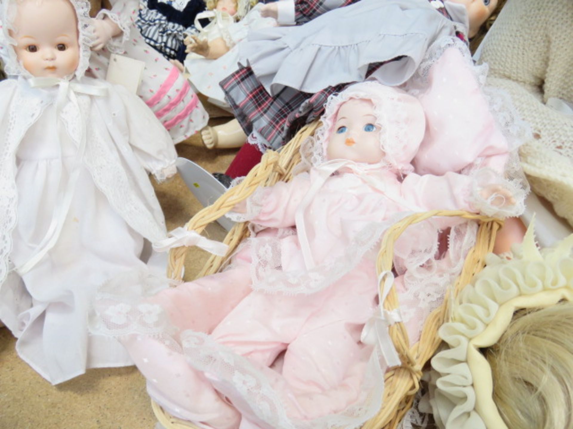 Large quantity of dolls - Image 12 of 13