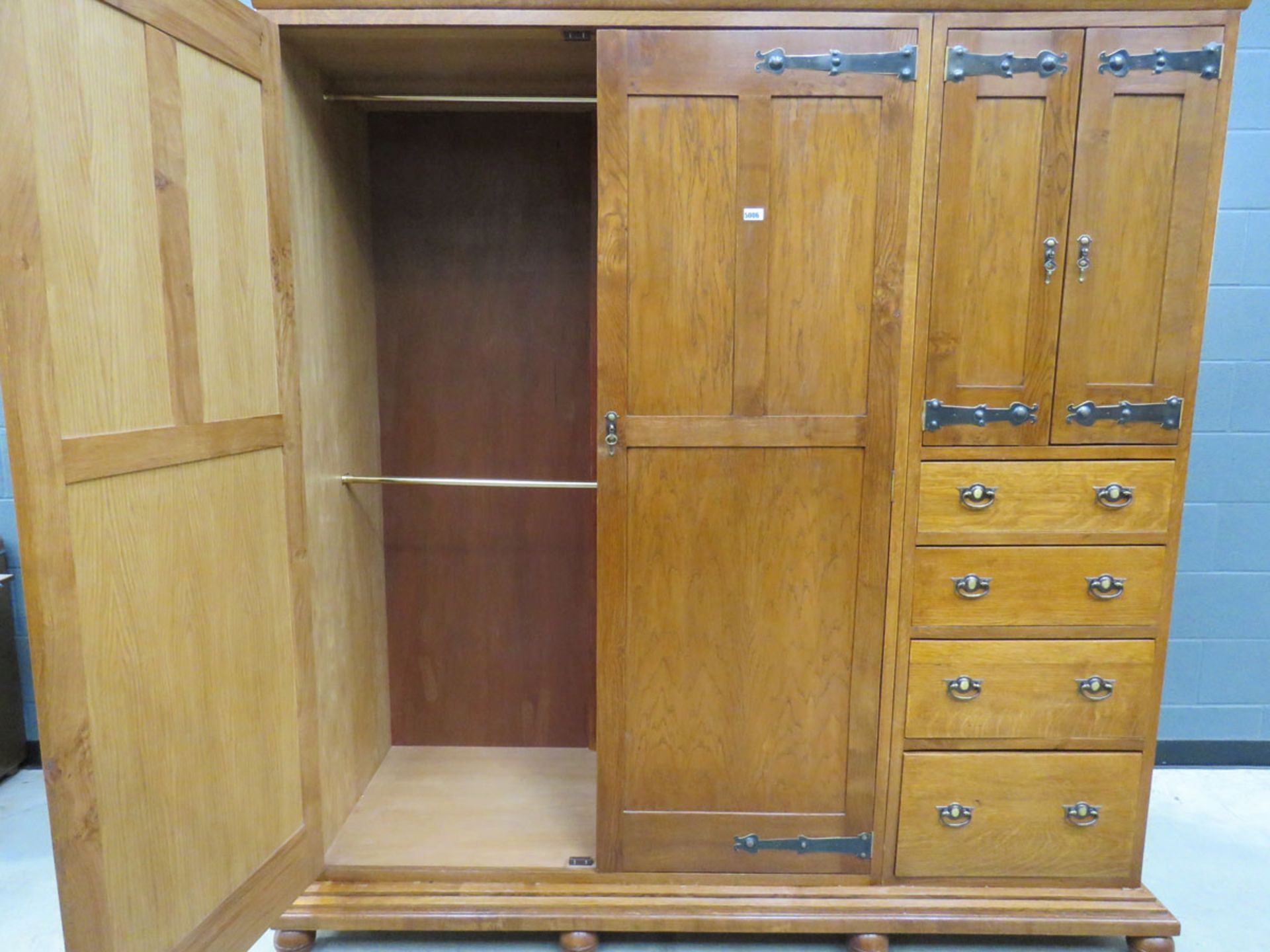 Oak Arts & Crafts style compactum, construced in 2000 to match an original - Image 2 of 3
