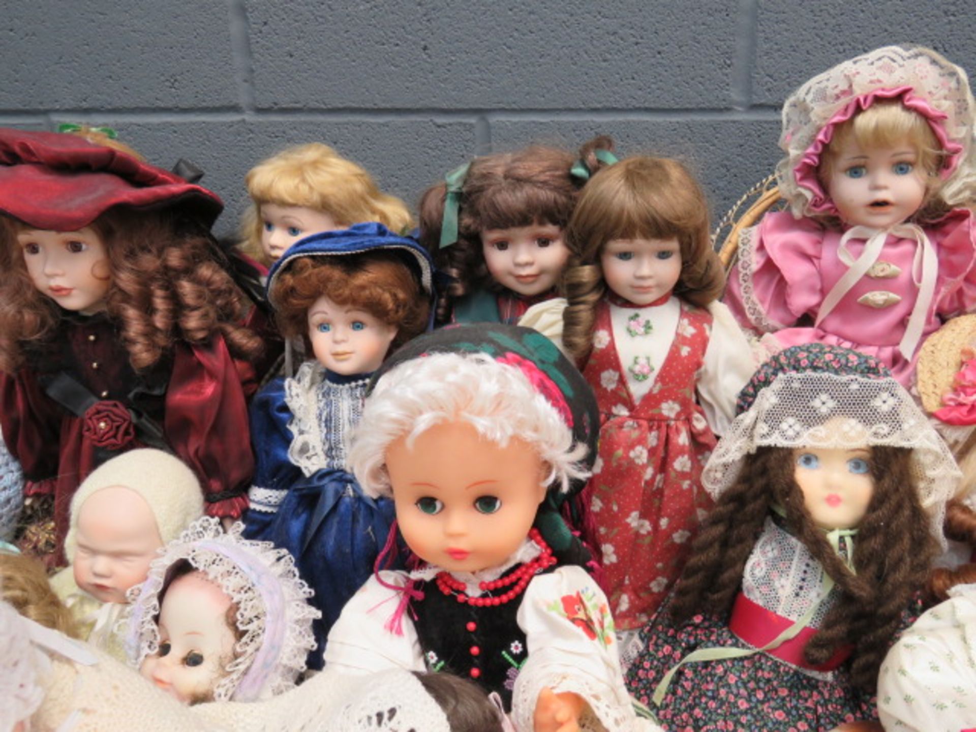 Large quantity of dolls - Image 10 of 13