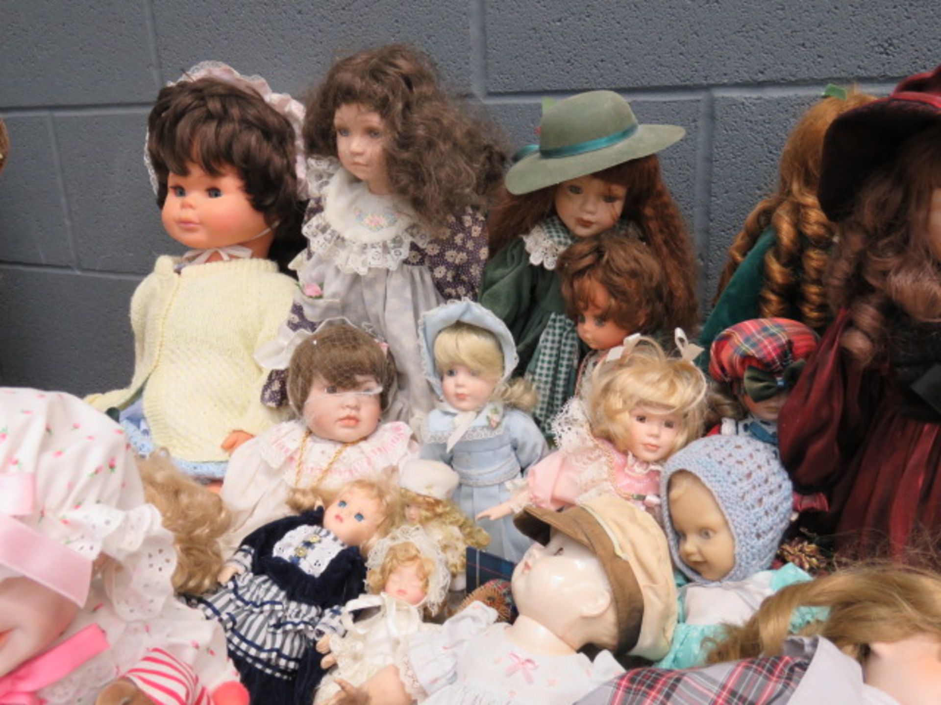 Large quantity of dolls - Image 11 of 13