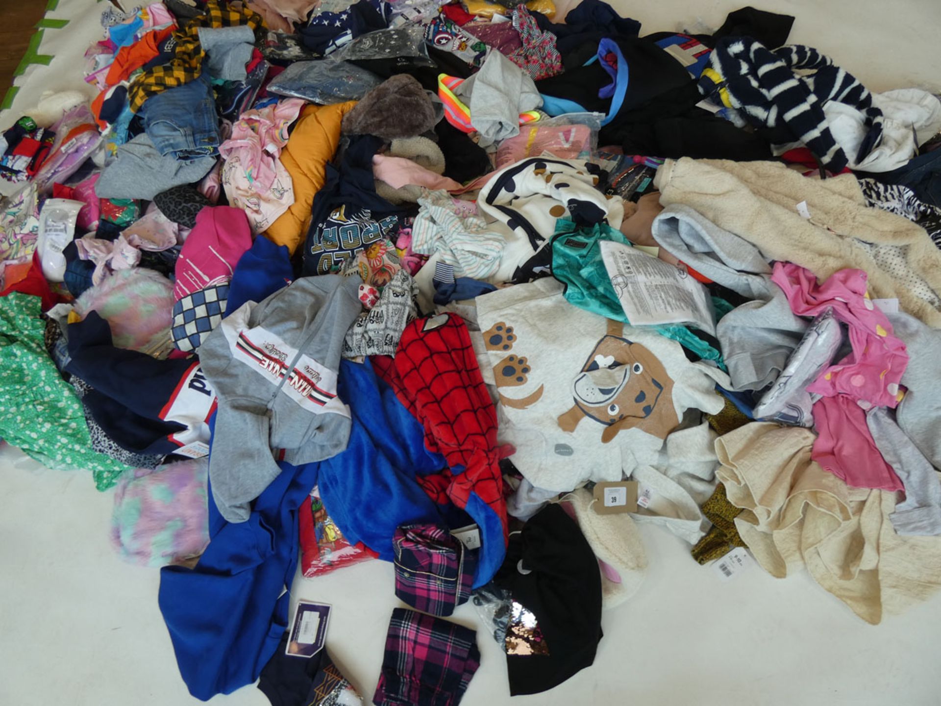 Half a stillage of children's clothing and accessories ages 3+ (approximately 315 items) - Image 2 of 2