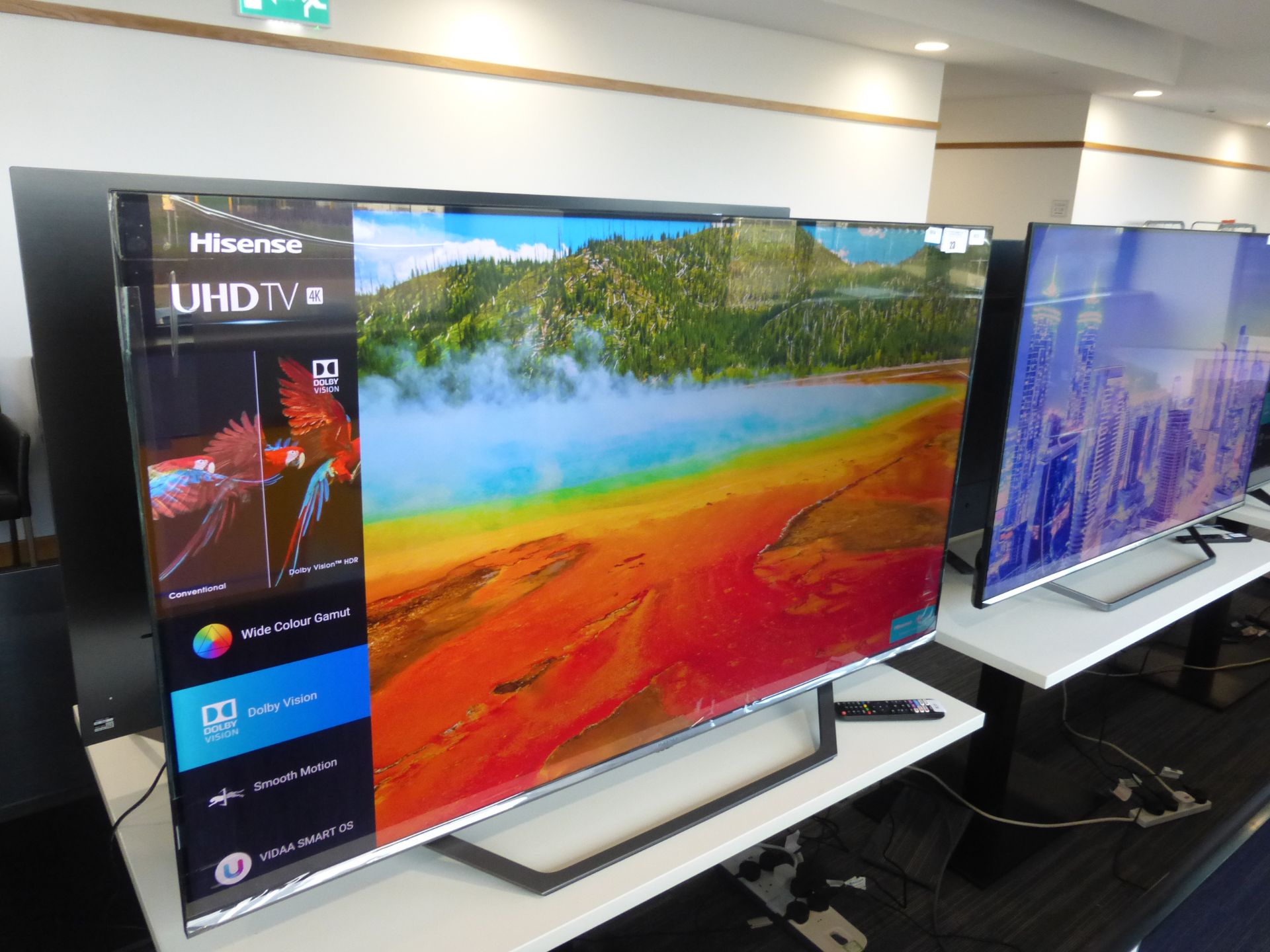 Hisense 55'' 4K TV Model: 55AE7400FTUK, includes remote (R33) and box (B54) Screen has no visible