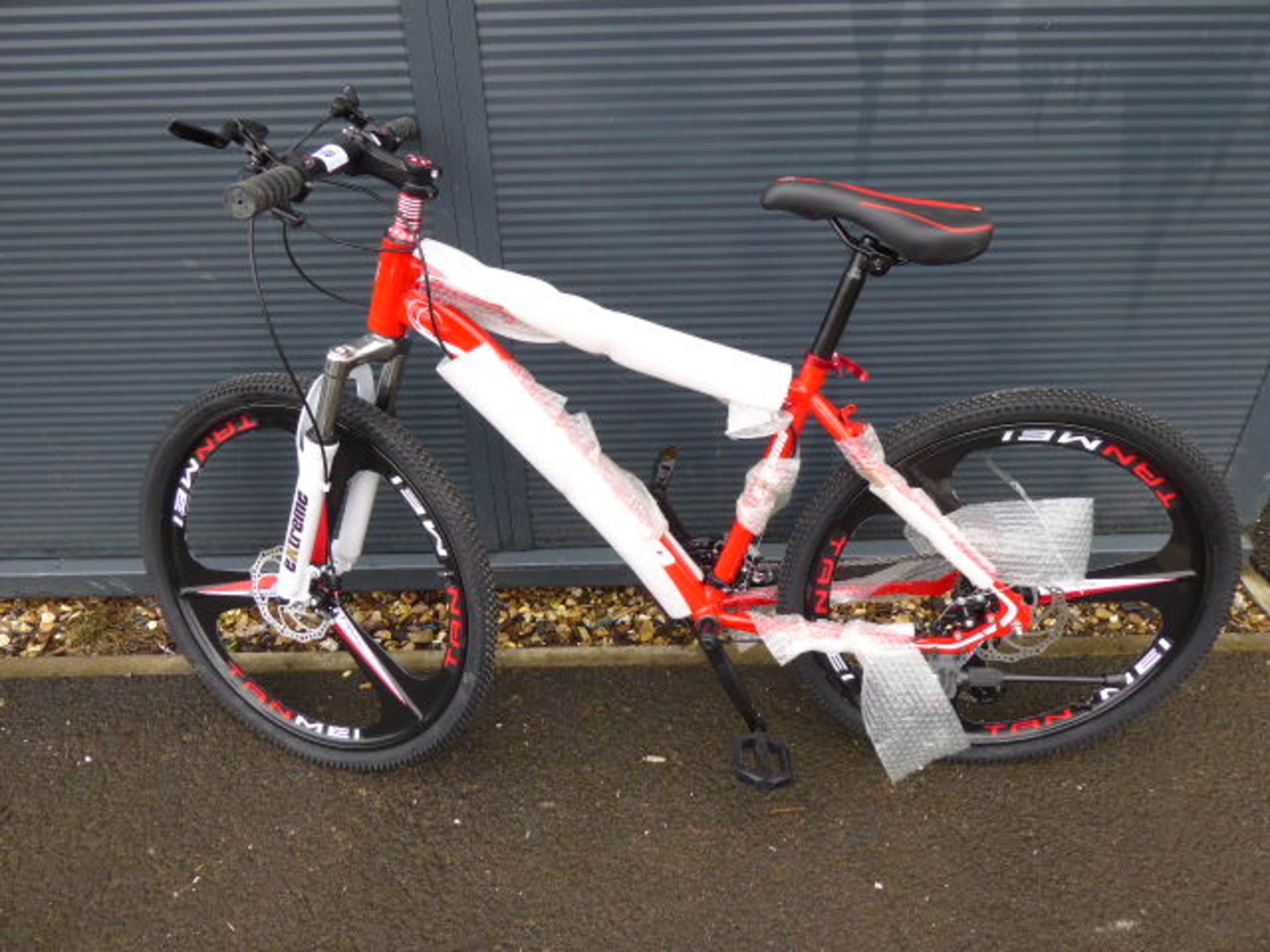 26'' 27 speed mountain bike with 3 pin mag wheels in red