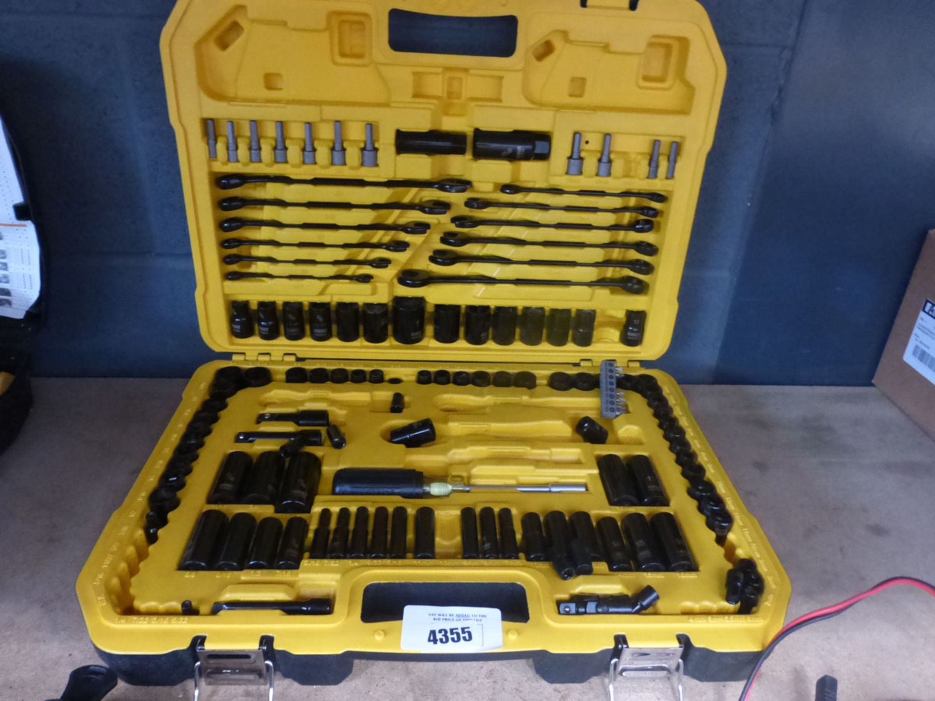 Part set of Dewalt socket set (no ratchets)