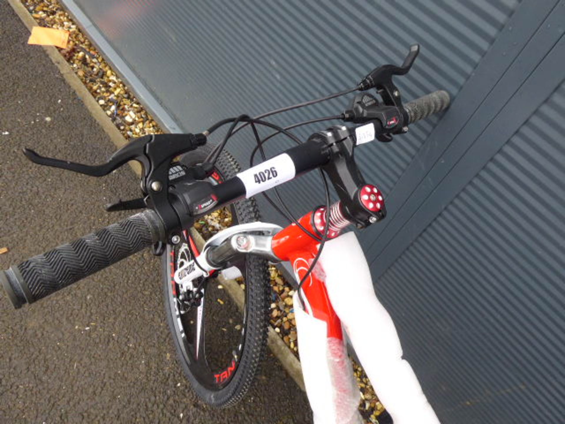 26'' 27 speed mountain bike with 3 pin mag wheels in red - Image 2 of 2