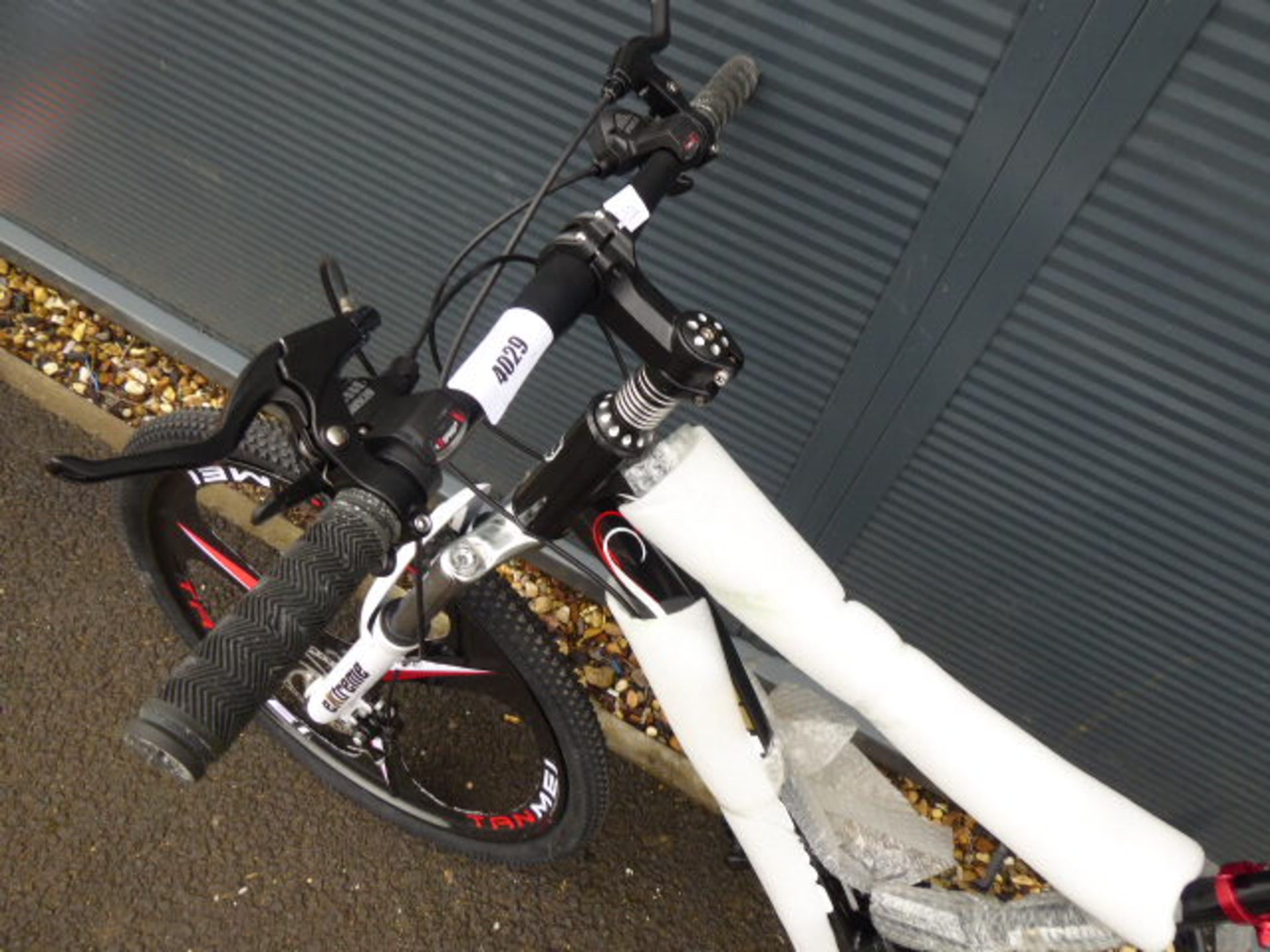 26'' 27 speed mountain bike with 3 pin mag wheels in black - Image 2 of 2