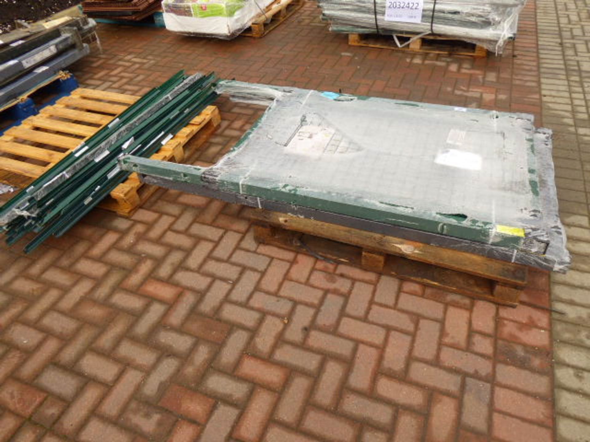 2 pallets containing Bloomer wire fencing gate, panels and posts