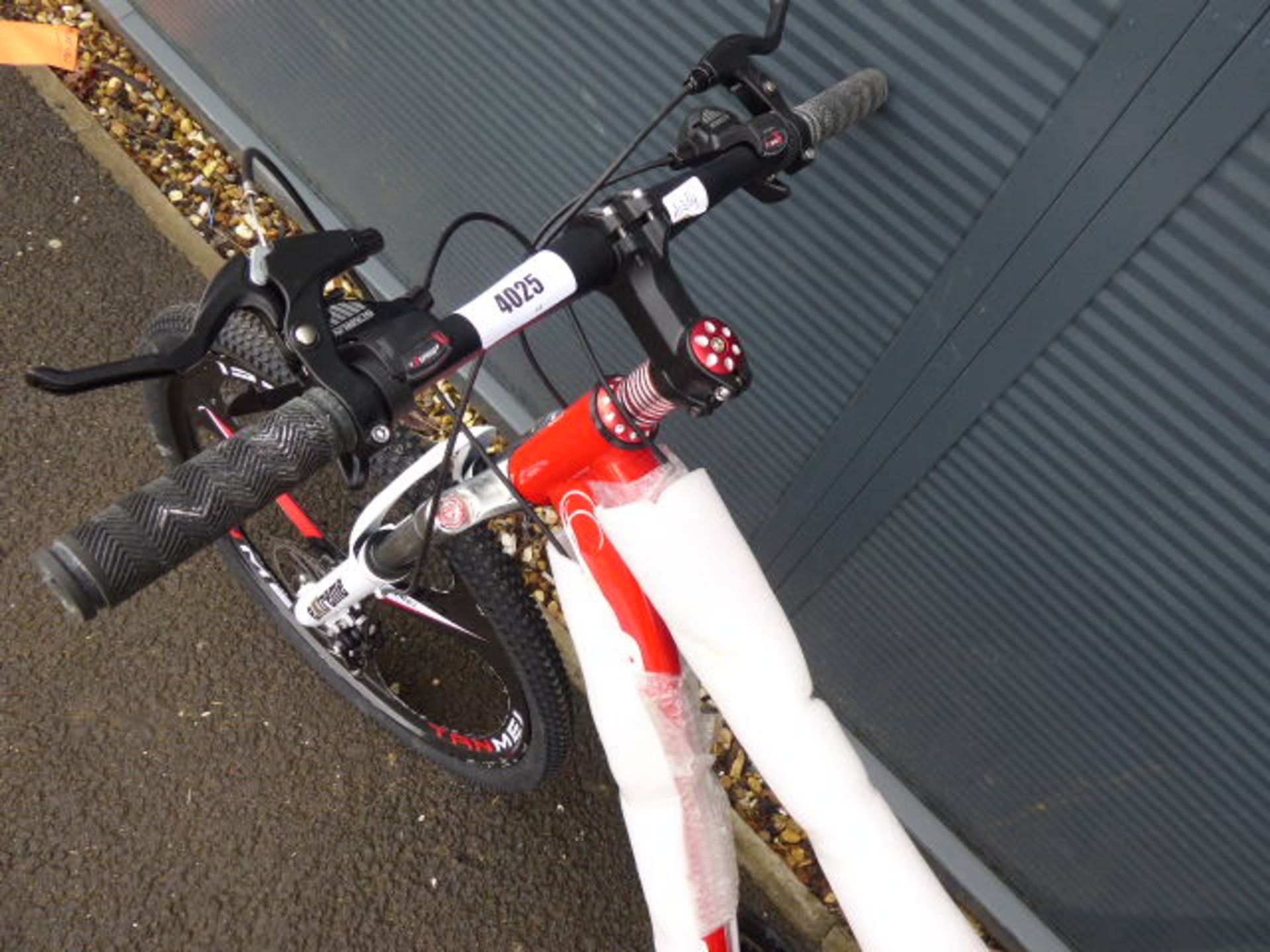 26'' 27 speed mountain bike with 3 pin mag wheels in red - Image 2 of 2