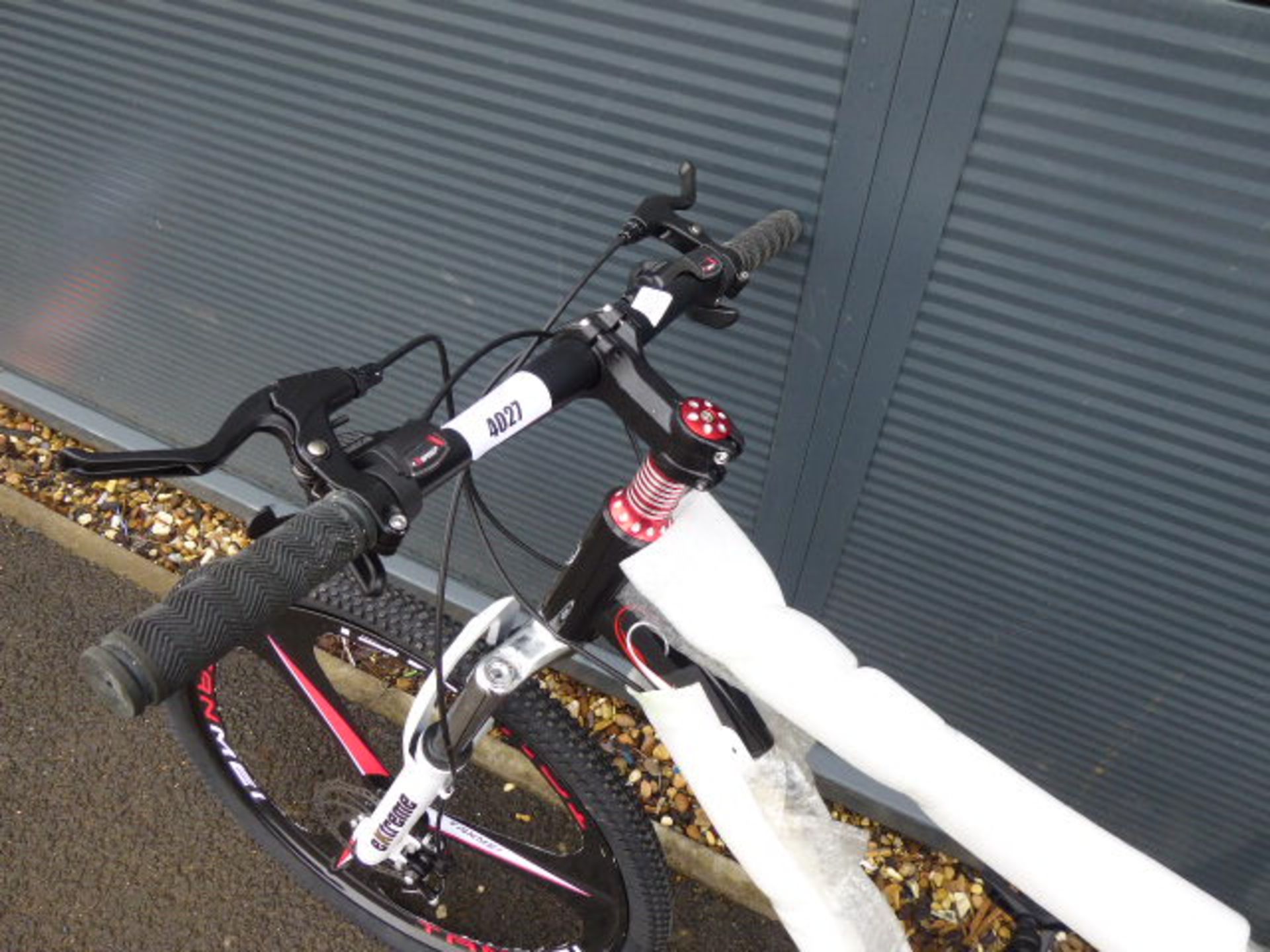 26'' 27 speed mountain bike with 3 pin mag wheels in black - Image 2 of 2
