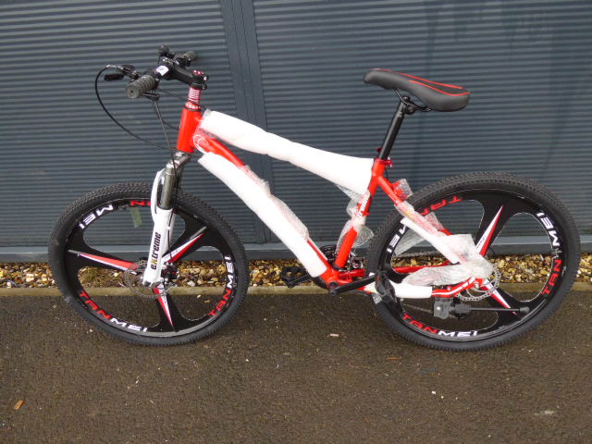 26'' 27 speed mountain bike with 3 pin mag wheels in red