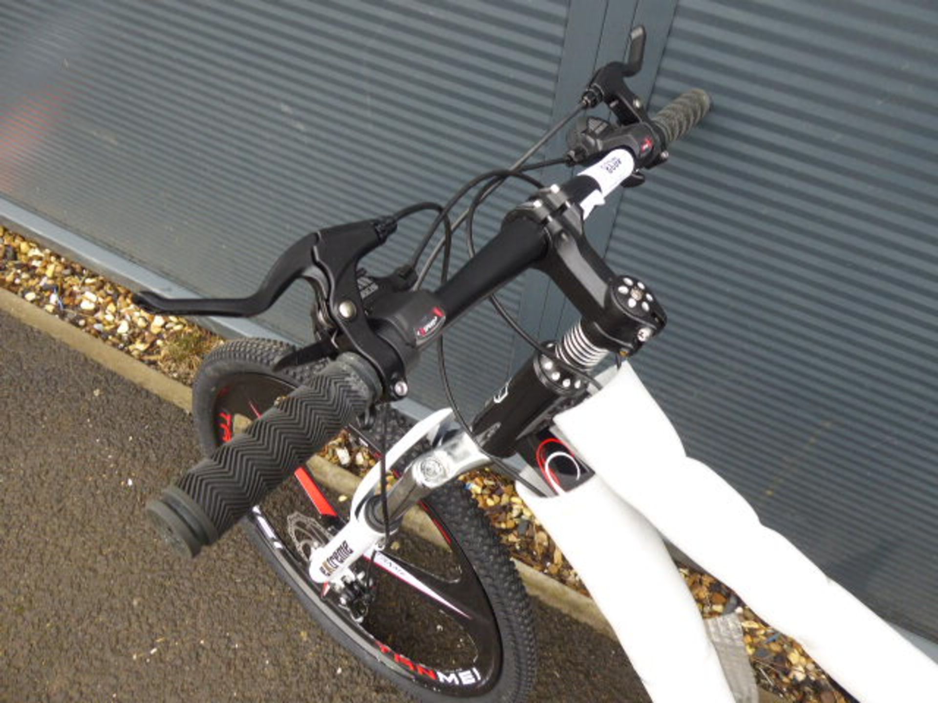 26'' 27 speed mountain bike with 3 pin mag wheels in black - Image 2 of 2