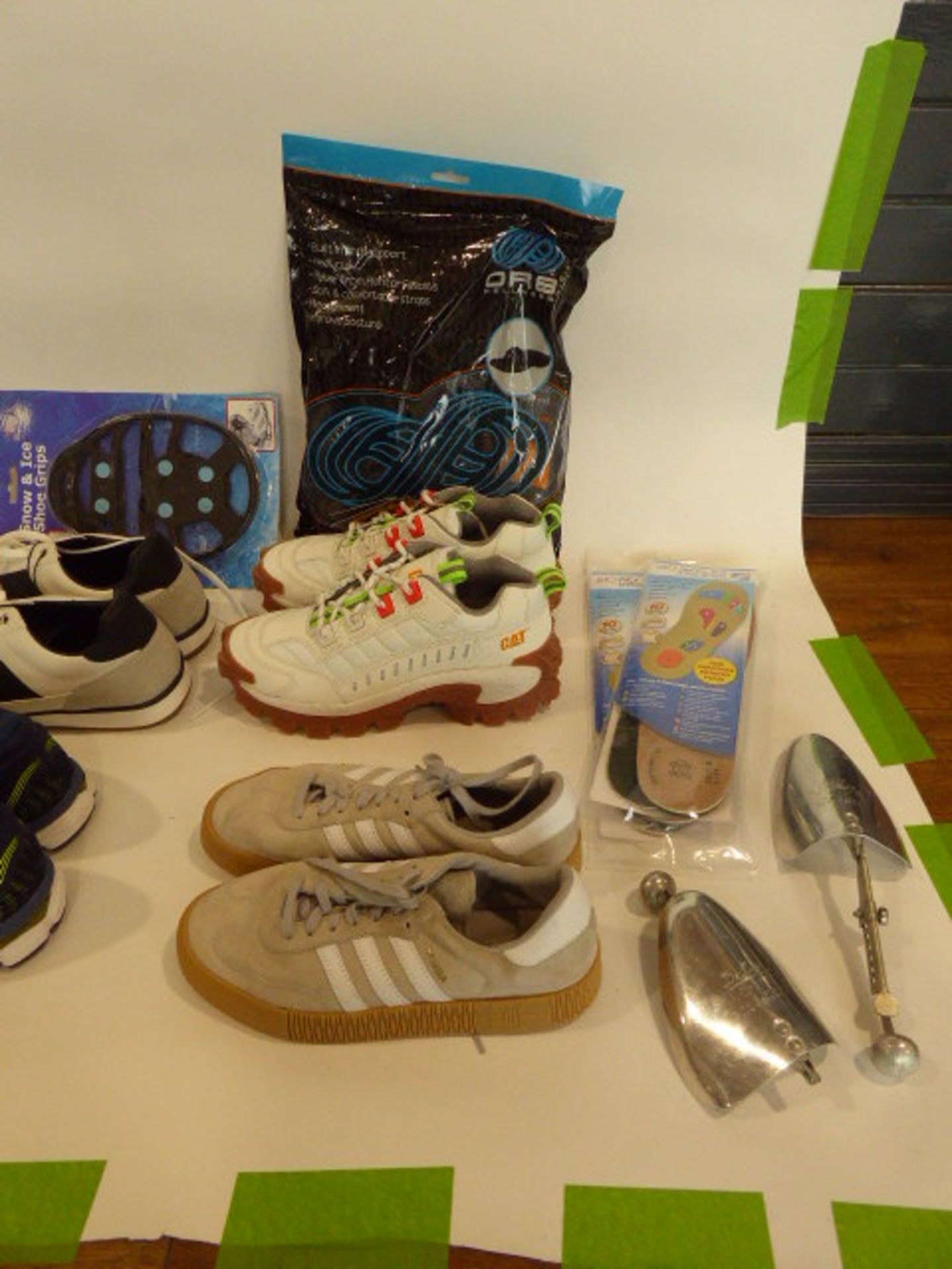 Bag of assorted trainers and footwear accessories - Image 4 of 4