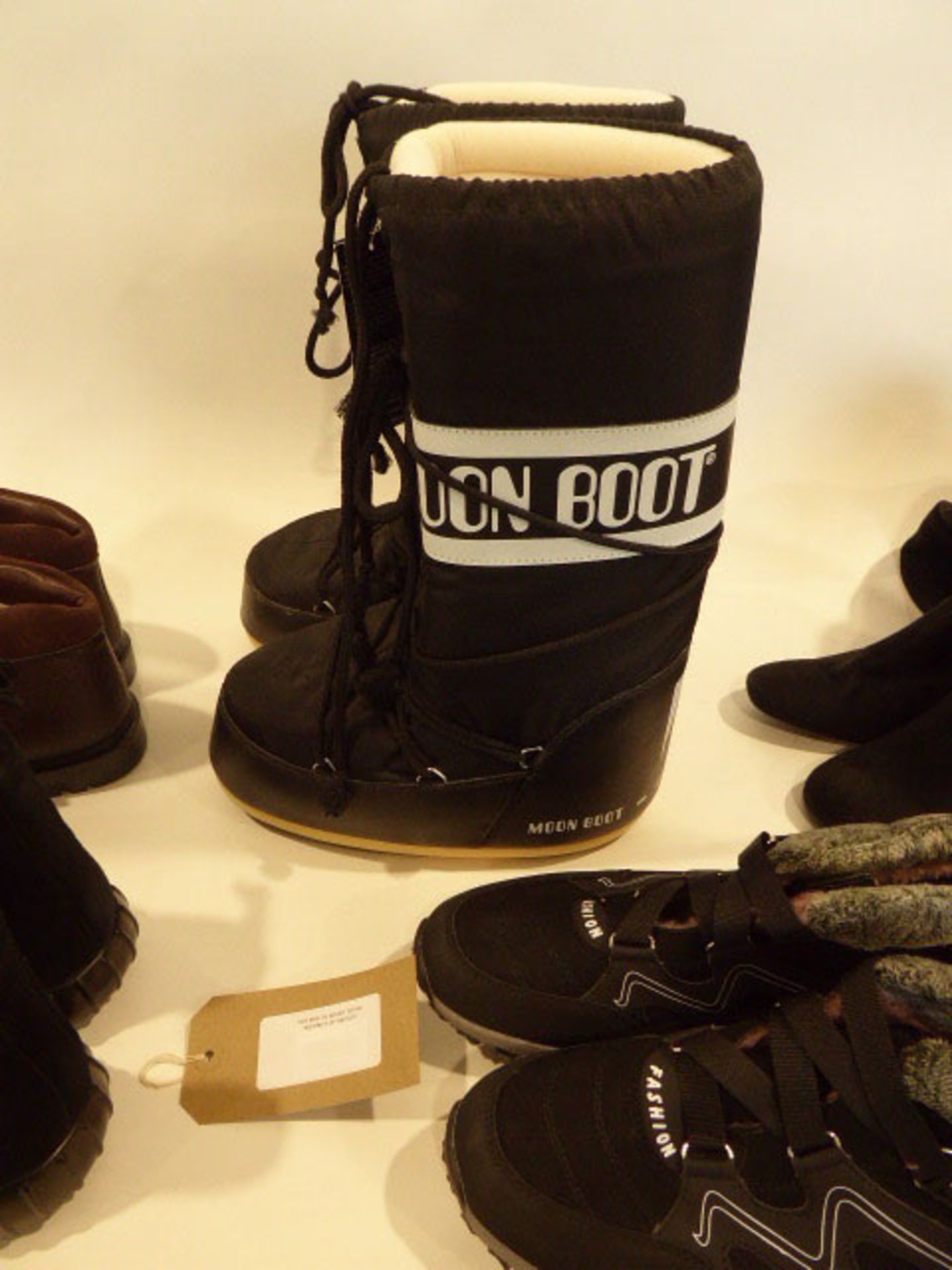 Bag of assorted boots and ankle boots - Image 3 of 3