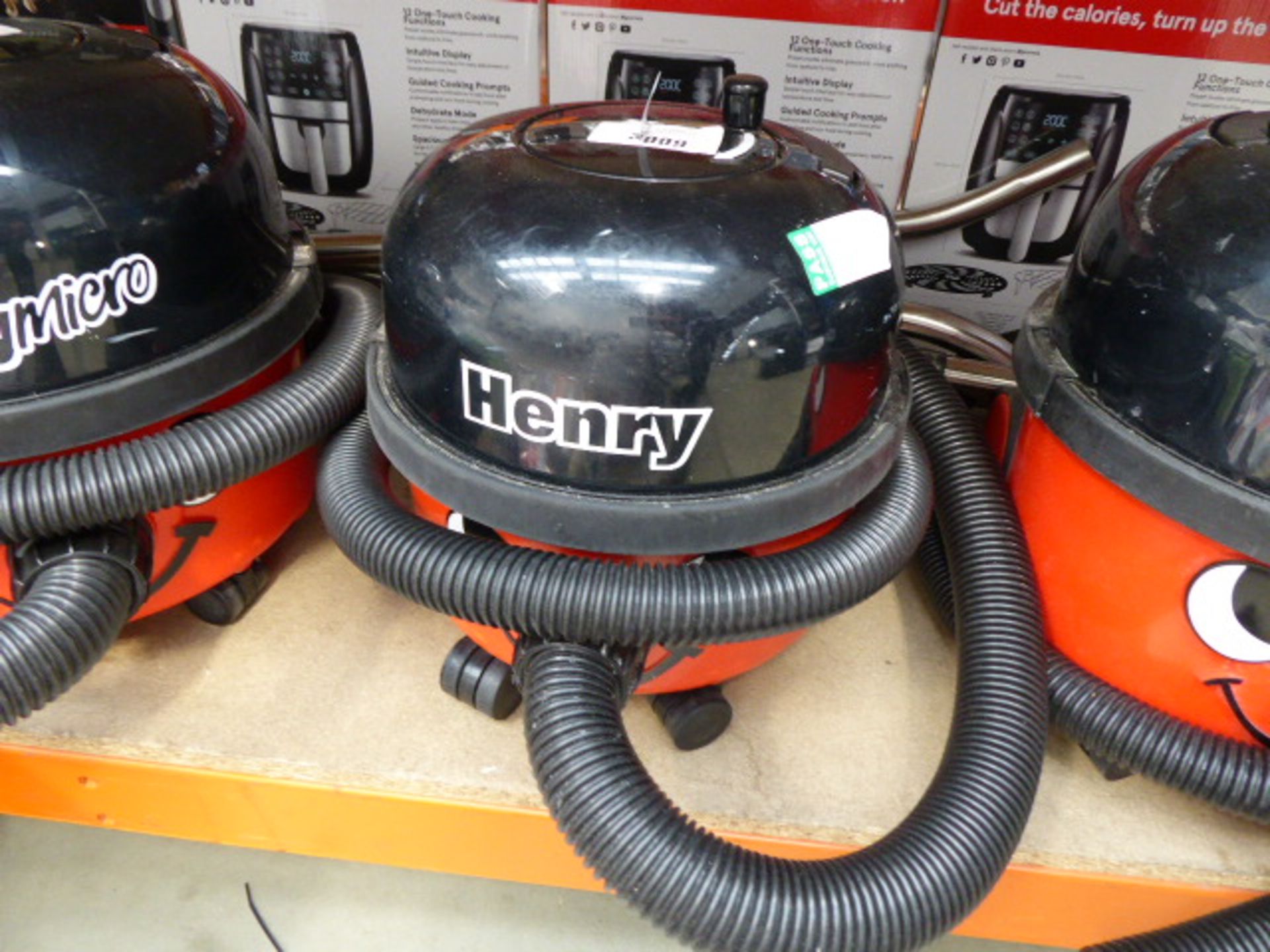 3009 - Henry micro vacuum cleaner plus pole