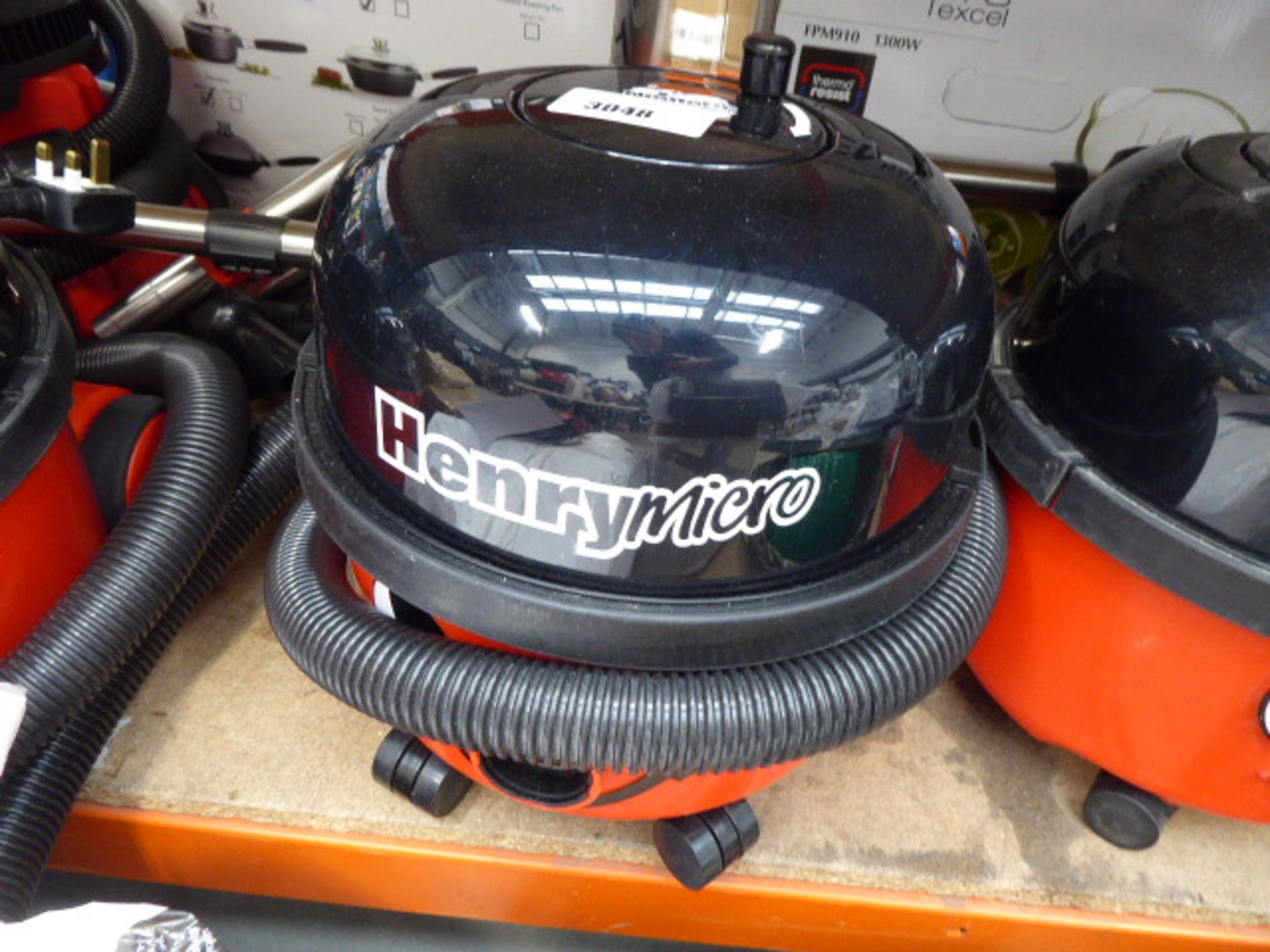 Henry micro vacuum cleaner with pole