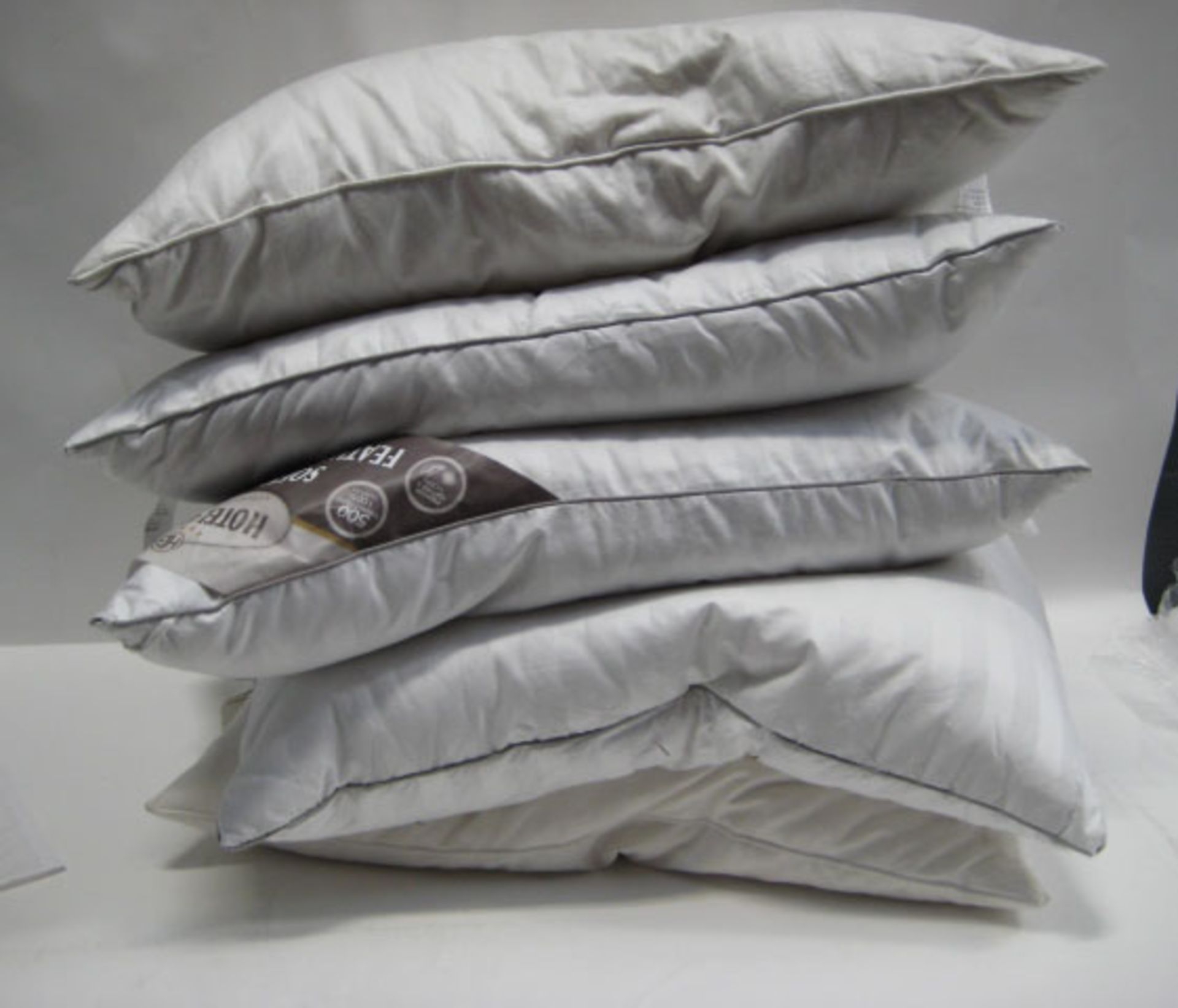 Collection of 5 various pillows