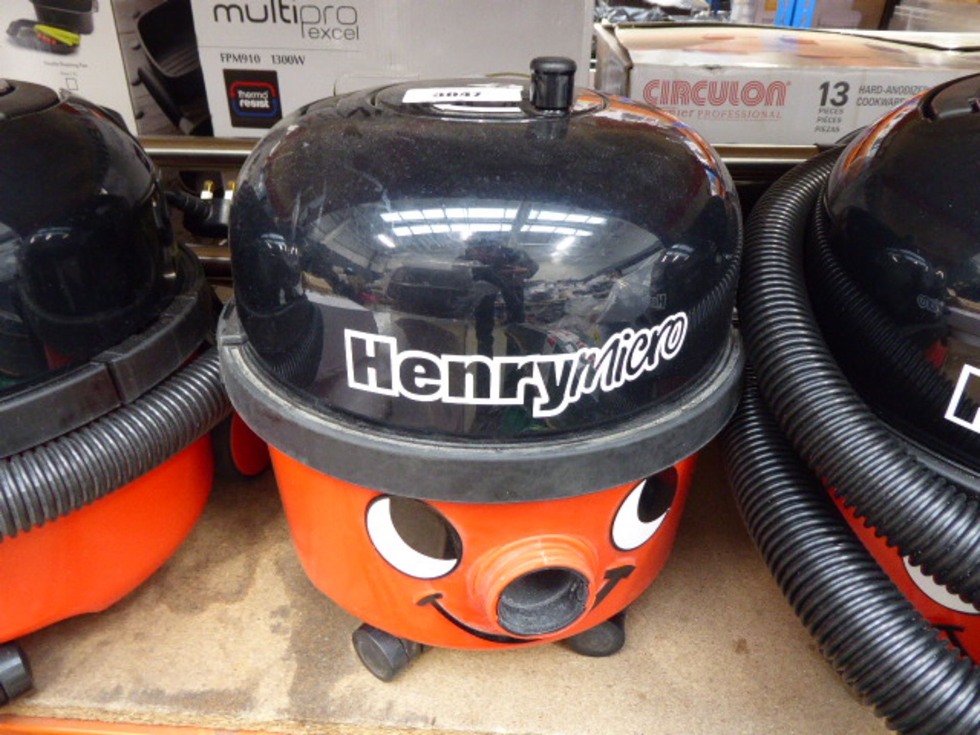 Henry micro vacuum cleaner with pole