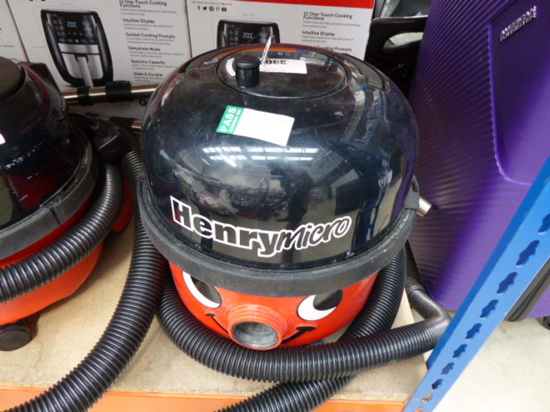 3006 - Henry micro vacuum cleaner plus pole