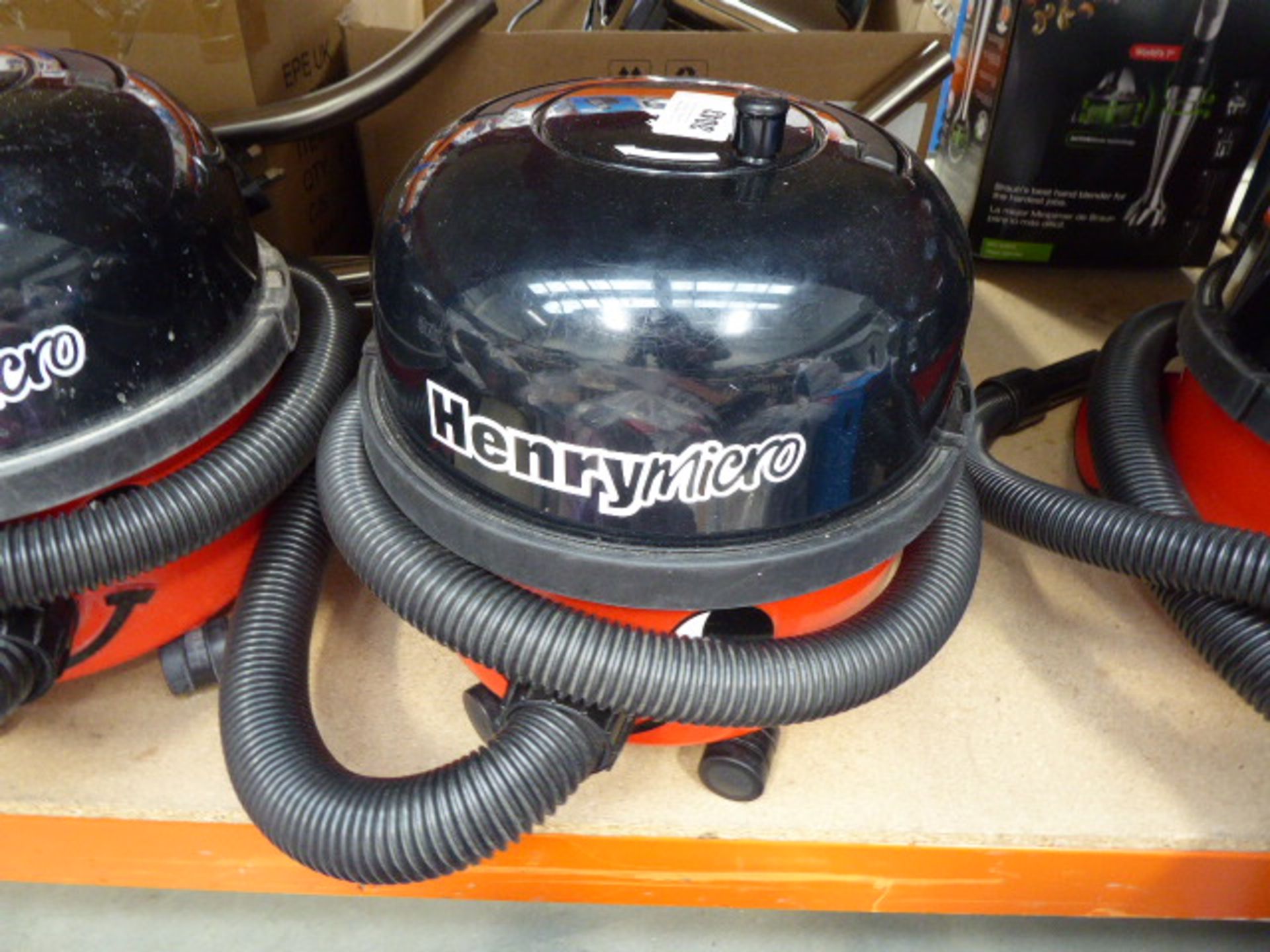 Henry micro vacuum cleaner with pole