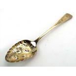 A George IV silver berry spoon of typical form, maker GP, London 1826, l. 22 cm, 1.