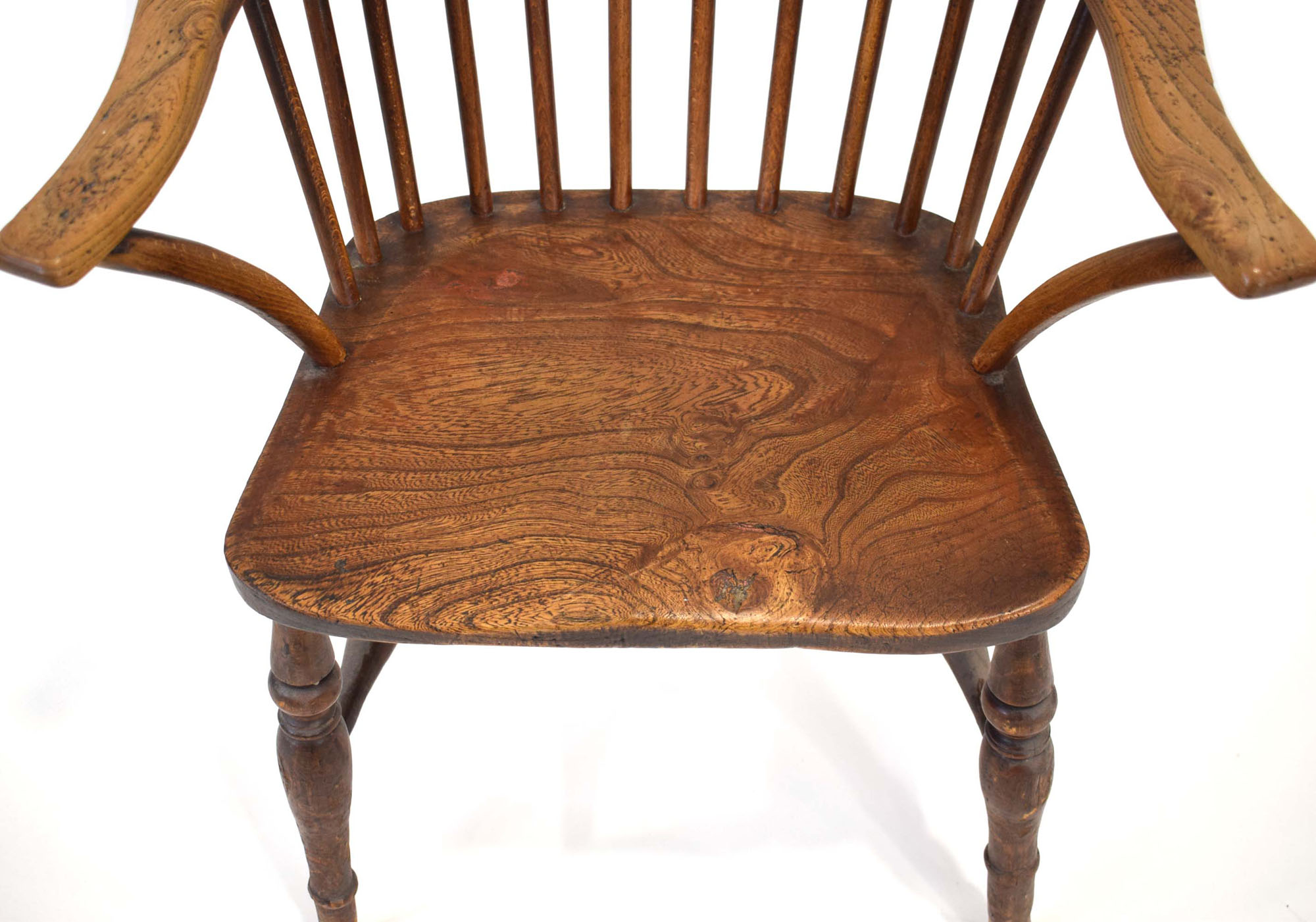 A late 19th/early 20th century elm seated hoop and stick back dining chair CONDITION - Image 3 of 4