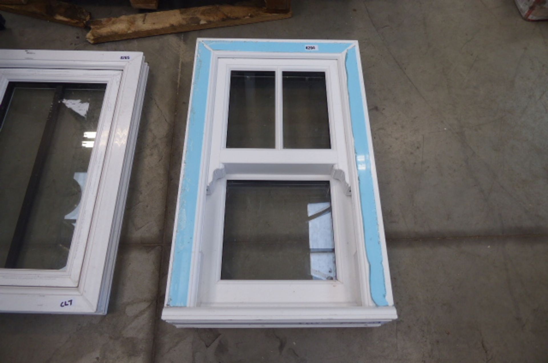 White upvc small sash window Glass ok. Unable to confirm if in working order. 80 x 48cm