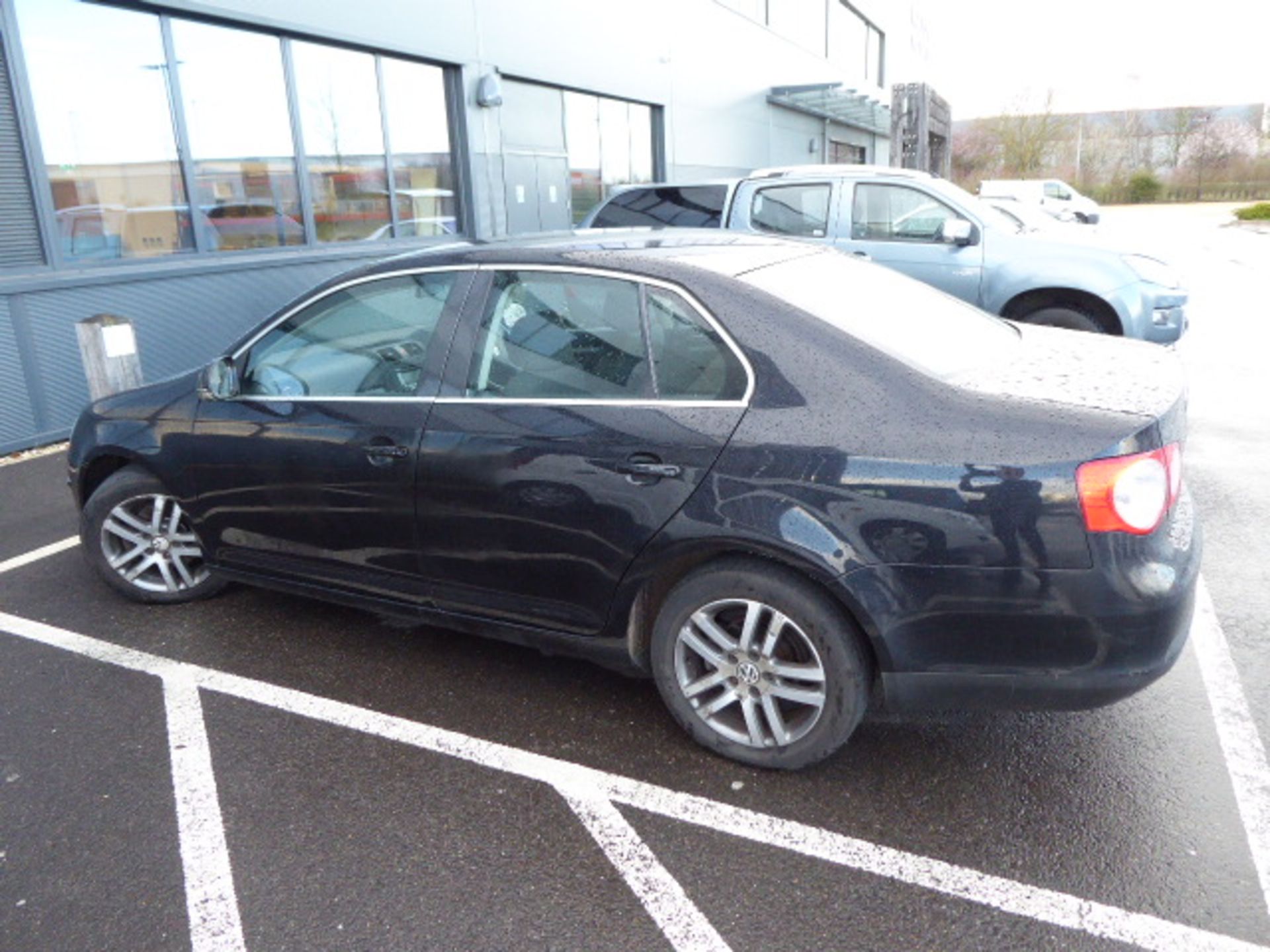 AD07 ZRV (2007) VW Jetta SE TDi 105 1896cc Diesel in black MOT: 02/11/2021 - Image 4 of 8