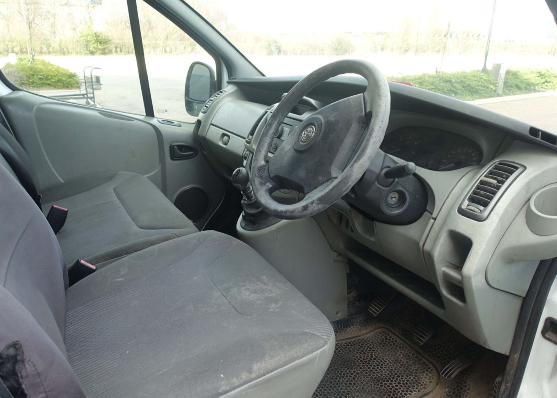 EY07 YMK (2007) Vauxhall Vivaro van, diesel in white MOT: None Note: Issues with turbo/loss of - Image 6 of 11