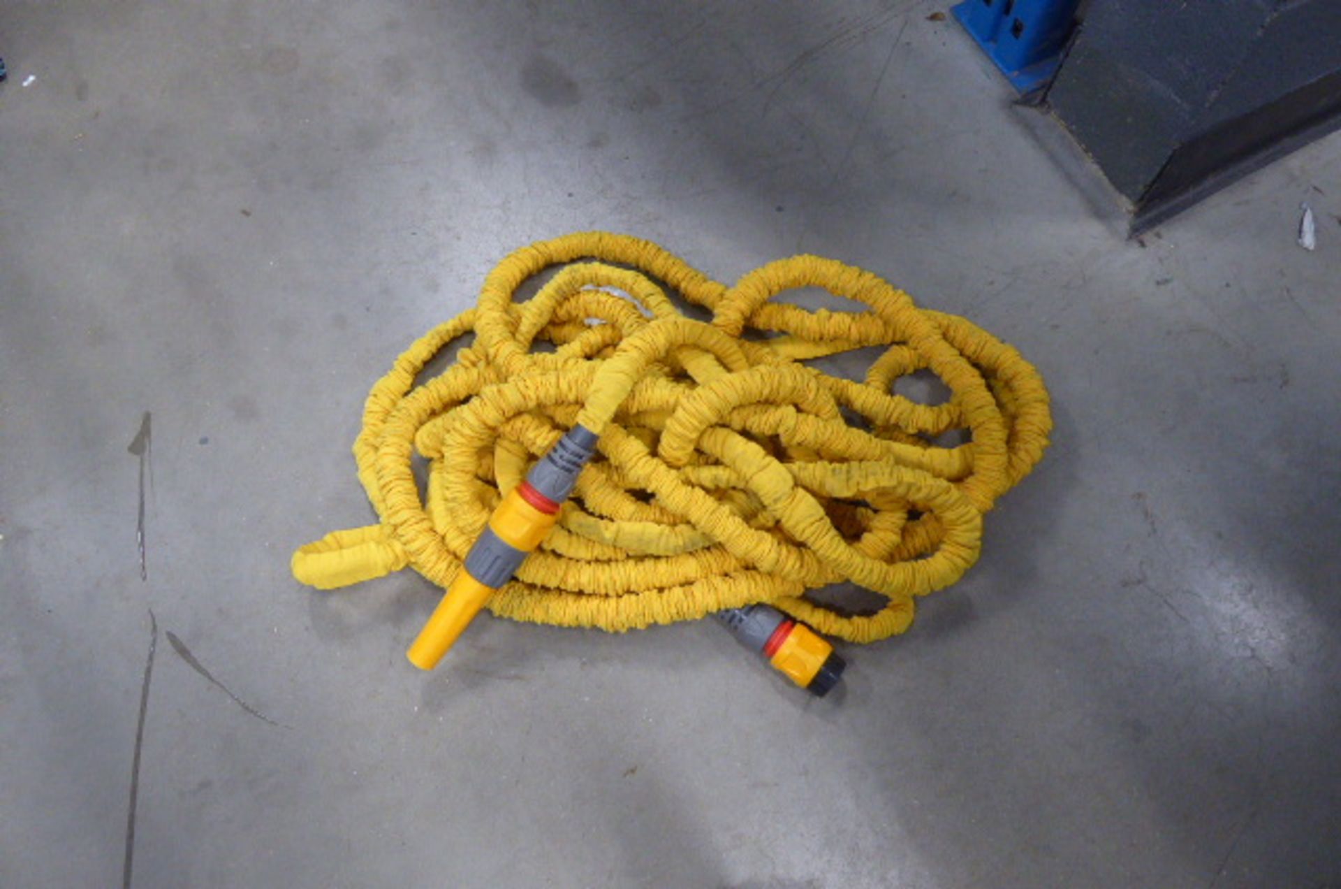 4 wooden boxes of Hozelock expandable hoses (loose) - Image 2 of 2