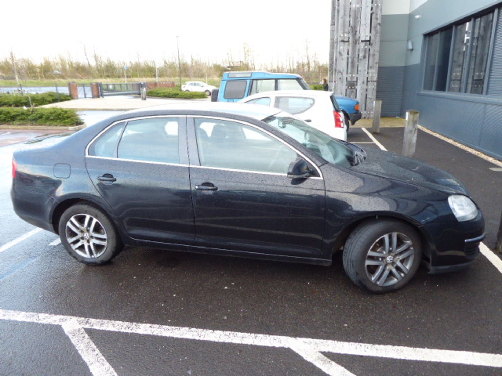 AD07 ZRV (2007) VW Jetta SE TDi 105 1896cc Diesel in black MOT: 02/11/2021 - Image 2 of 8