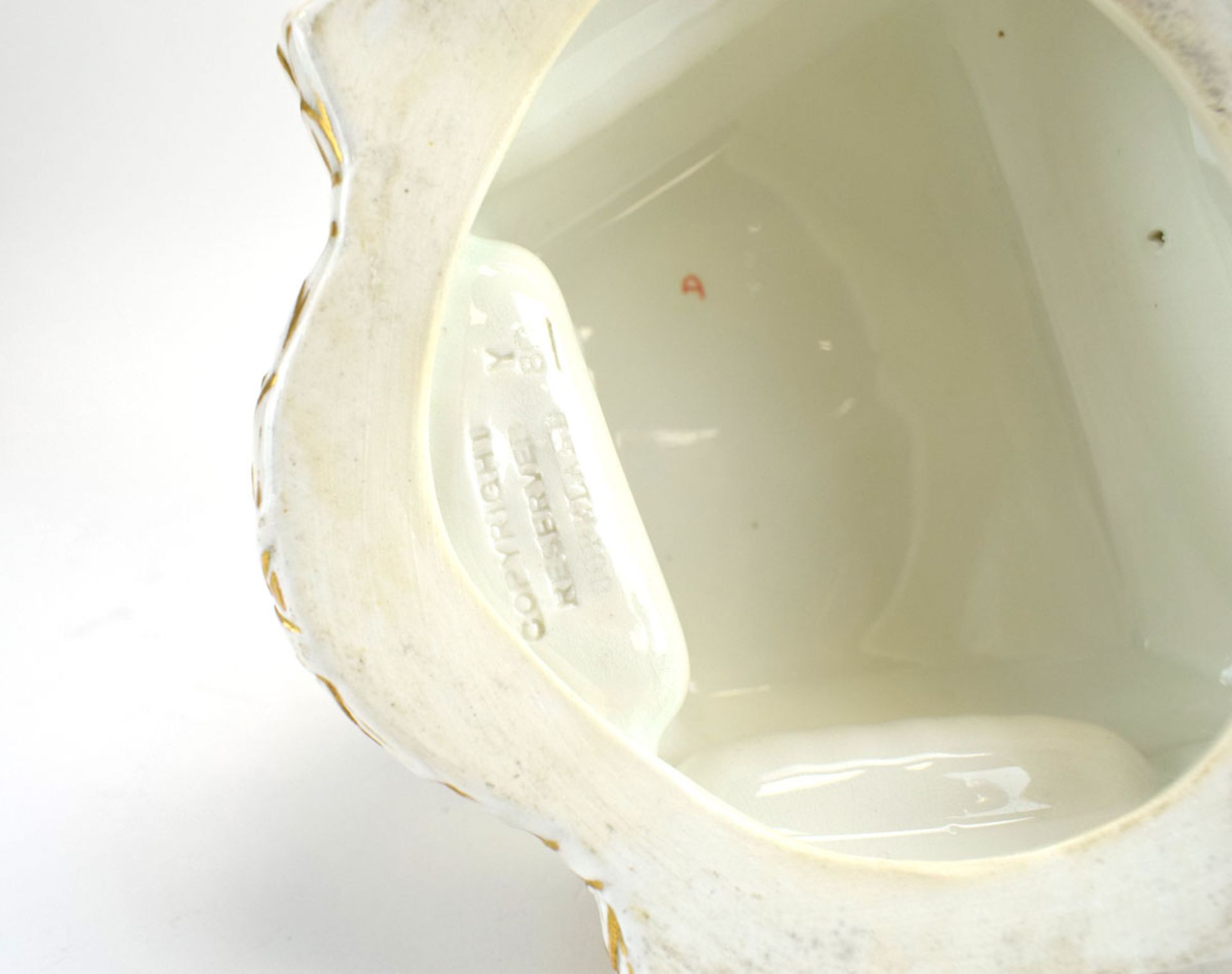 RR365 - A Copeland blanc de chine and gilt decorated shell shaped dish modelled as a child warming - Image 6 of 9