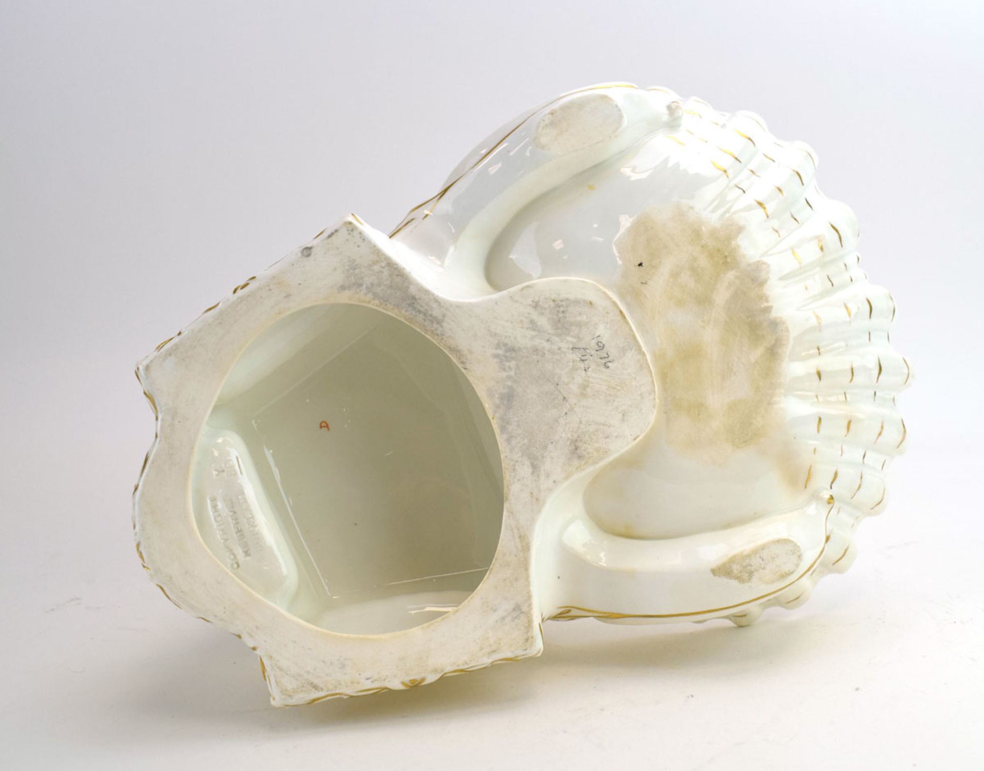 RR365 - A Copeland blanc de chine and gilt decorated shell shaped dish modelled as a child warming - Image 5 of 9